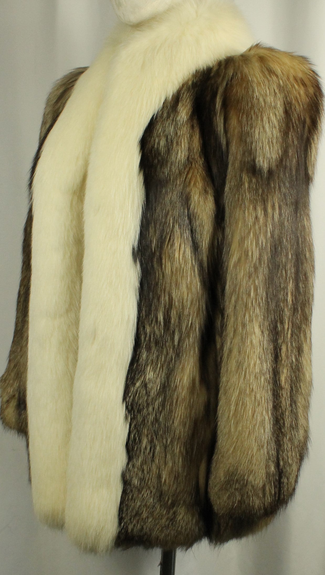 Vintage Klyman Furs Ltd. Tawny Fox/Raccoon Fur Jacket with White Fox Trim (Vintage Size 8)