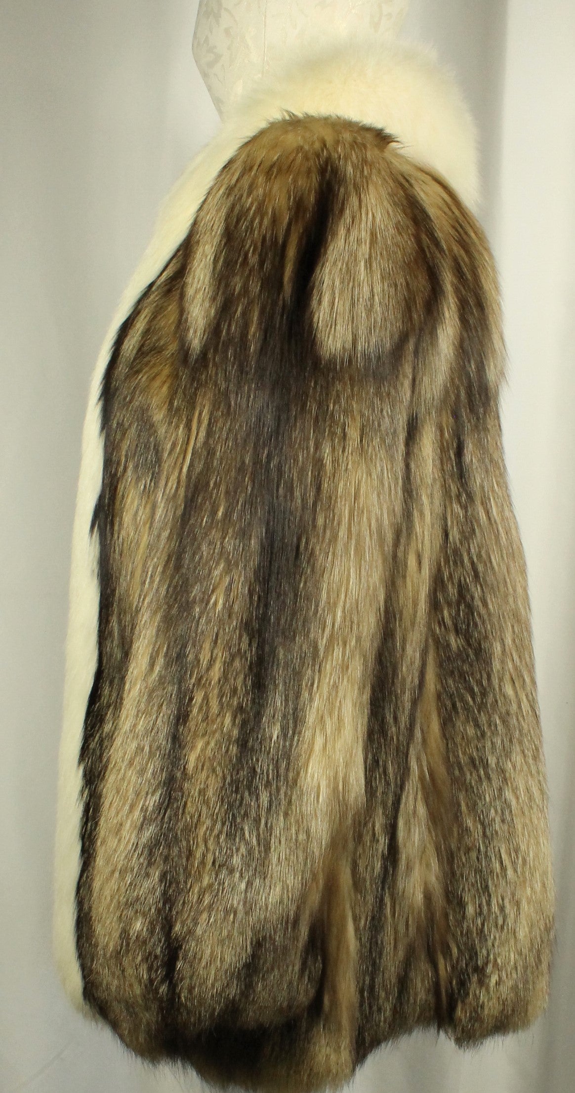 Vintage Klyman Furs Ltd. Tawny Fox/Raccoon Fur Jacket with White Fox Trim (Vintage Size 8)