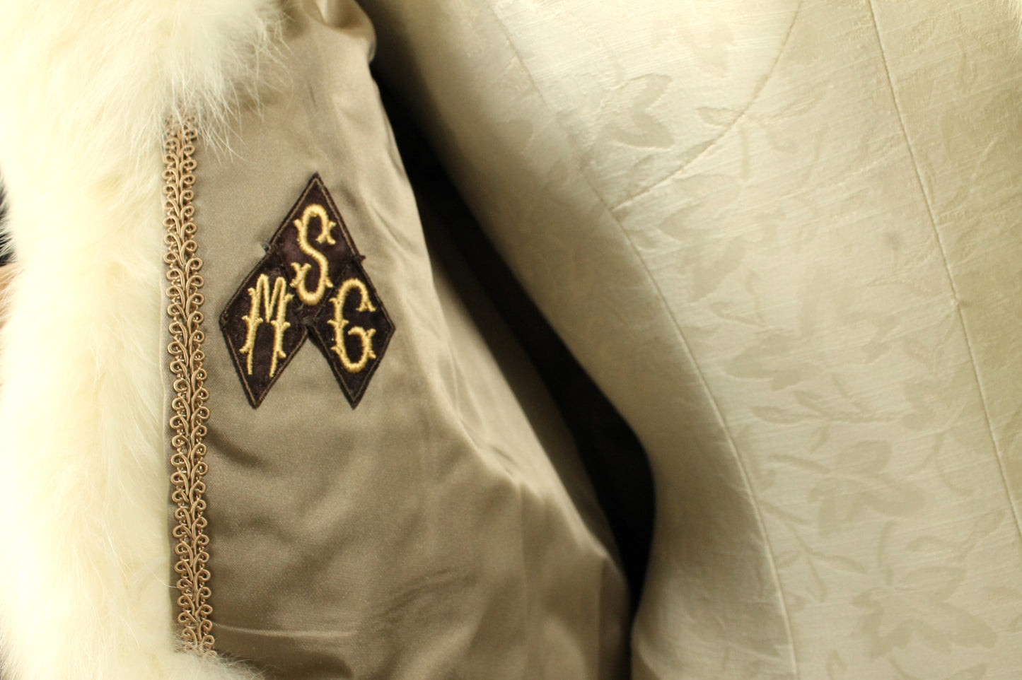 Vintage Klyman Furs Ltd. Tawny Fox/Raccoon Fur Jacket with White Fox Trim (Vintage Size 8)