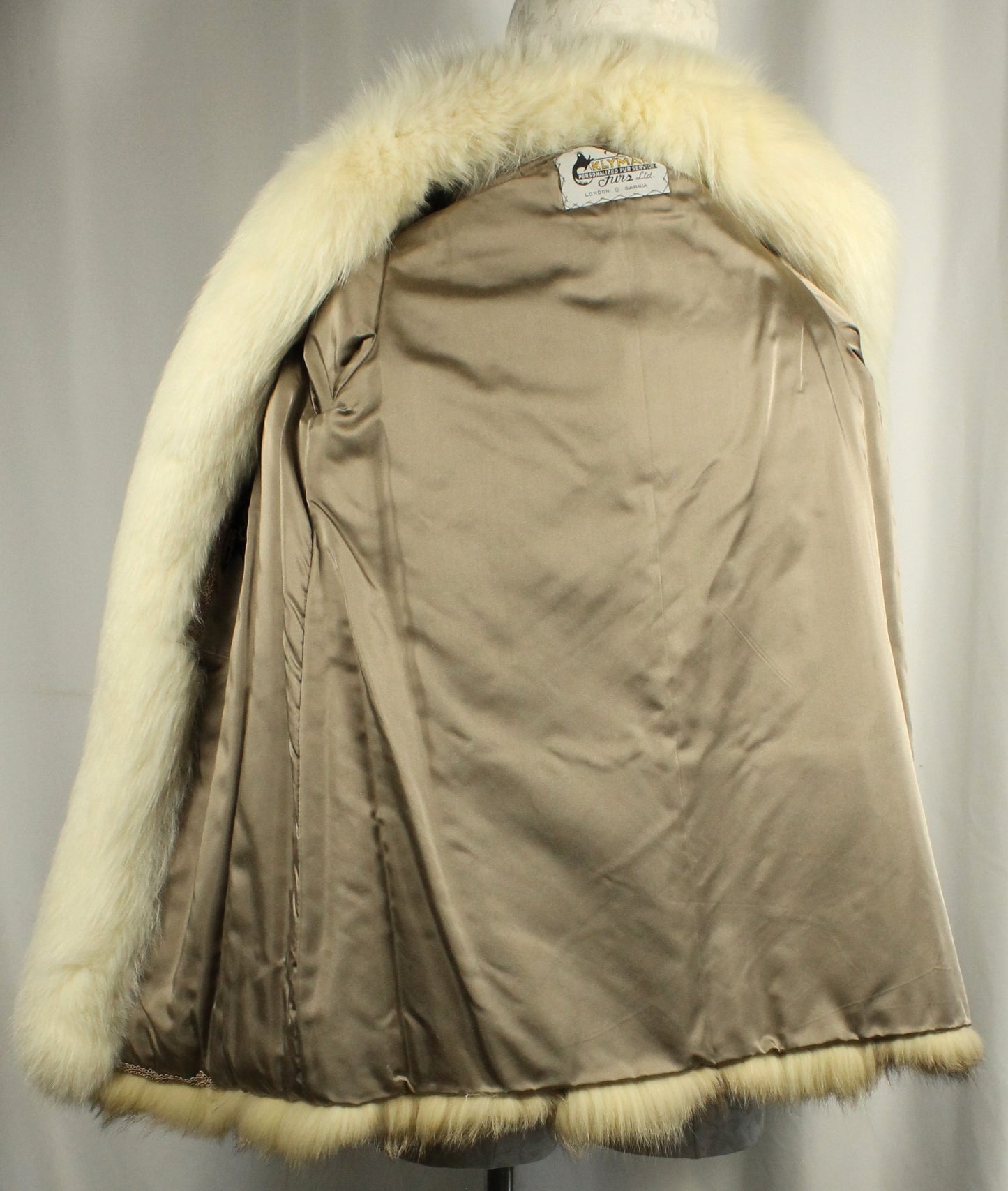 Vintage Klyman Furs Ltd. Tawny Fox/Raccoon Fur Jacket with White Fox Trim (Vintage Size 8)