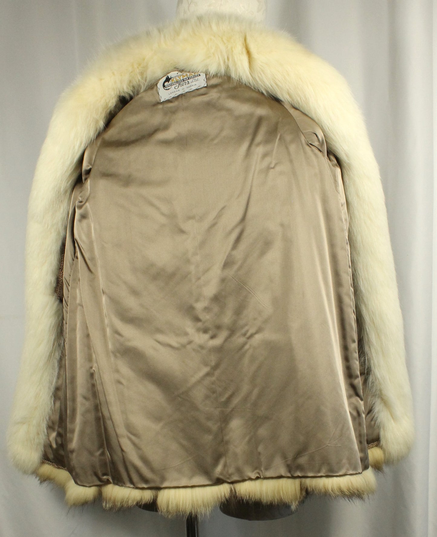 Vintage Klyman Furs Ltd. Tawny Fox/Raccoon Fur Jacket with White Fox Trim (Vintage Size 8)