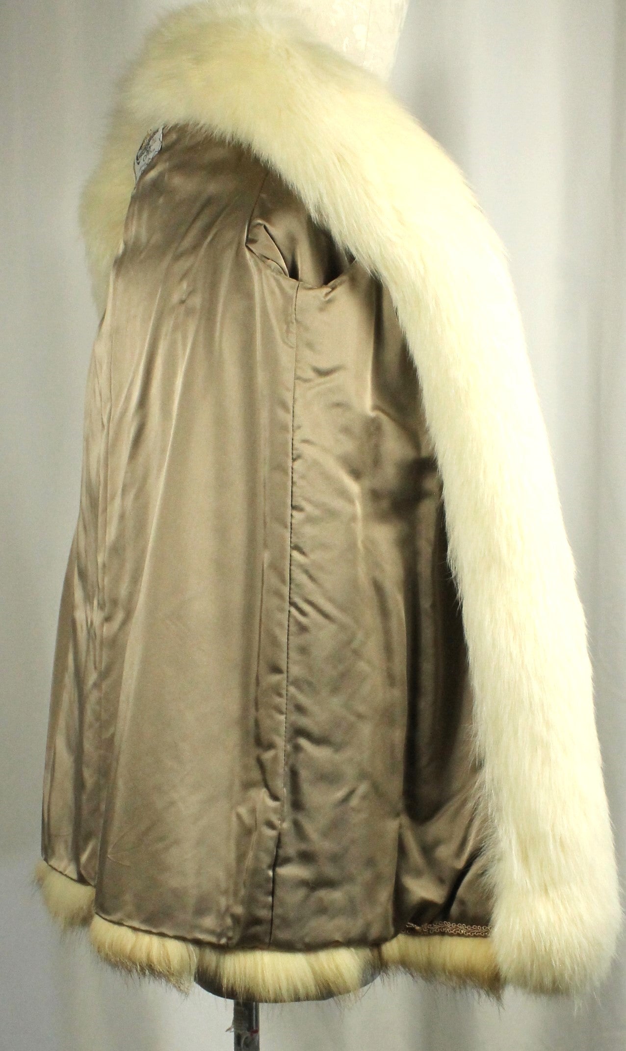 Vintage Klyman Furs Ltd. Tawny Fox/Raccoon Fur Jacket with White Fox Trim (Vintage Size 8)