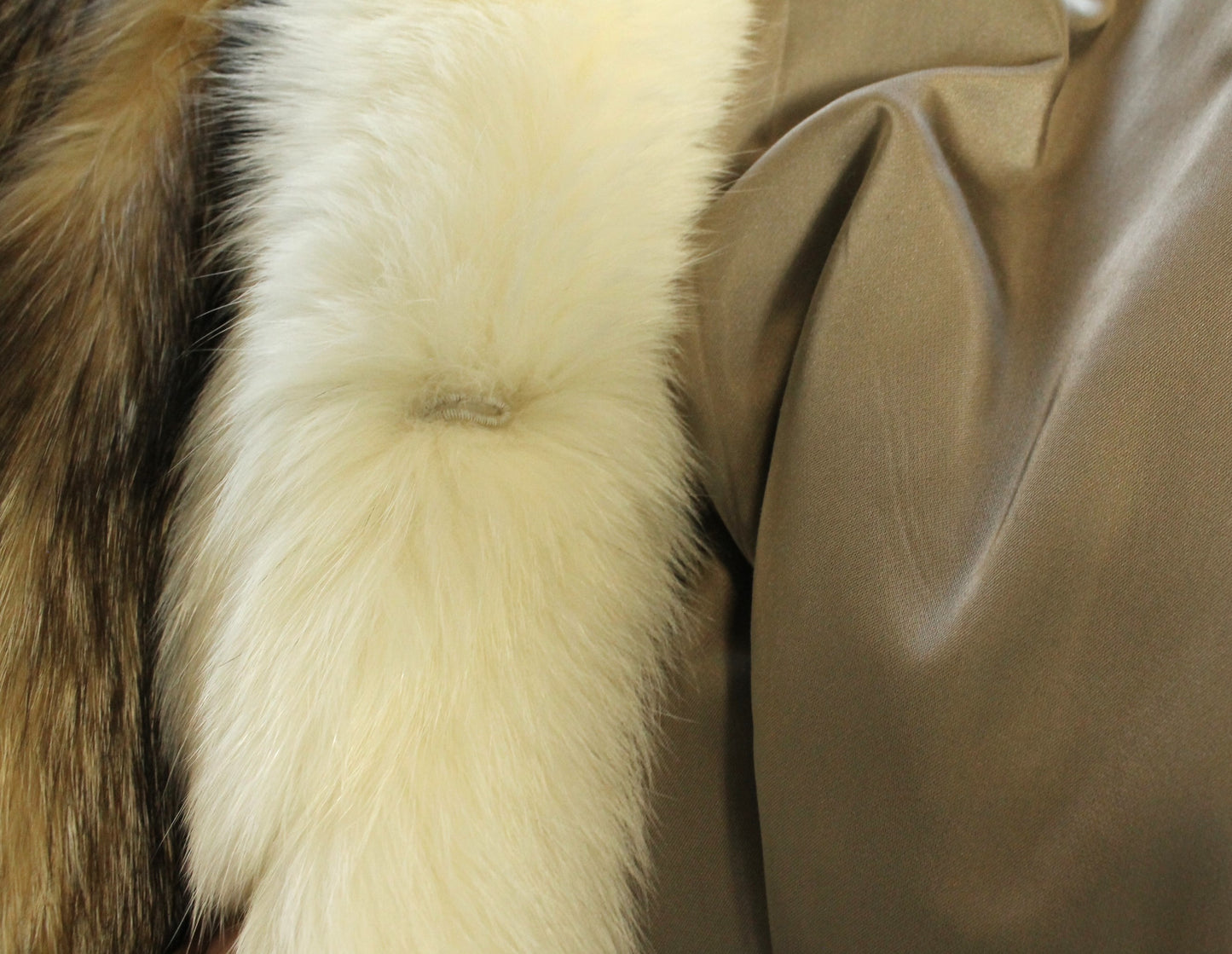 Vintage Klyman Furs Ltd. Tawny Fox/Raccoon Fur Jacket with White Fox Trim (Vintage Size 8)