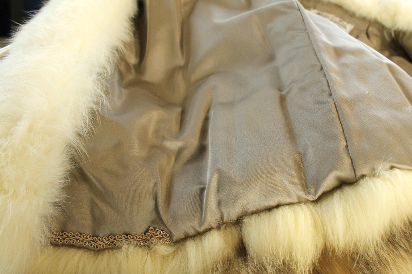 Vintage Klyman Furs Ltd. Tawny Fox/Raccoon Fur Jacket with White Fox Trim (Vintage Size 8)