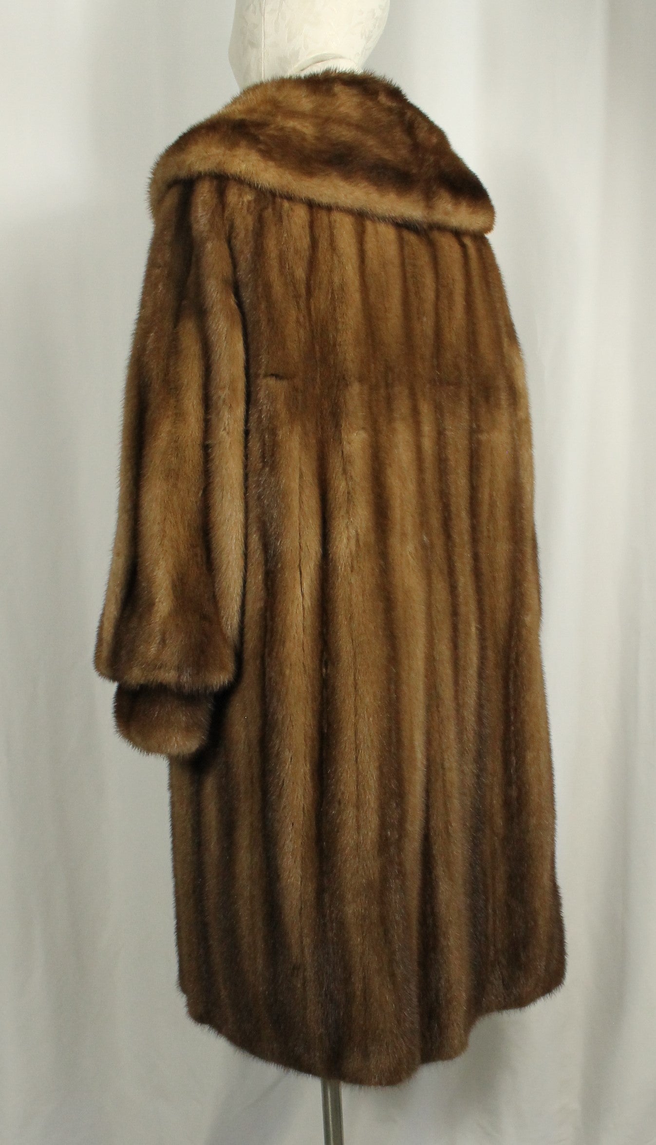 Matching Set: Vintage D. Mindy & Sons Canadian Mink Fur Coat( Size: L)) & Hat.