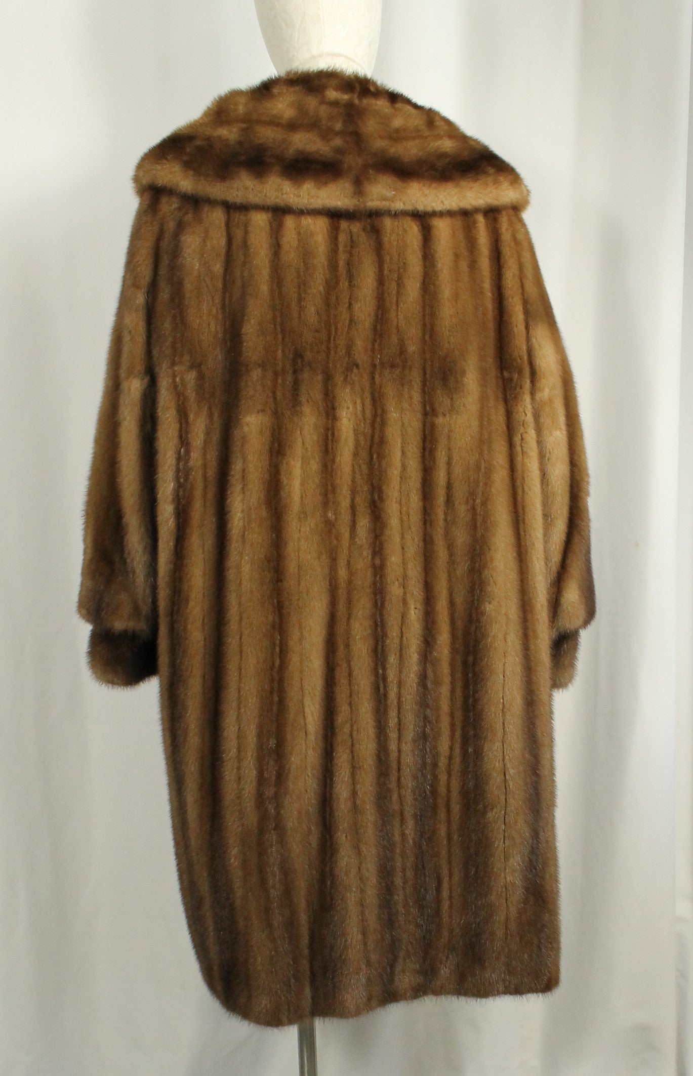 Matching Set: Vintage D. Mindy & Sons Canadian Mink Fur Coat( Size: L)) & Hat.