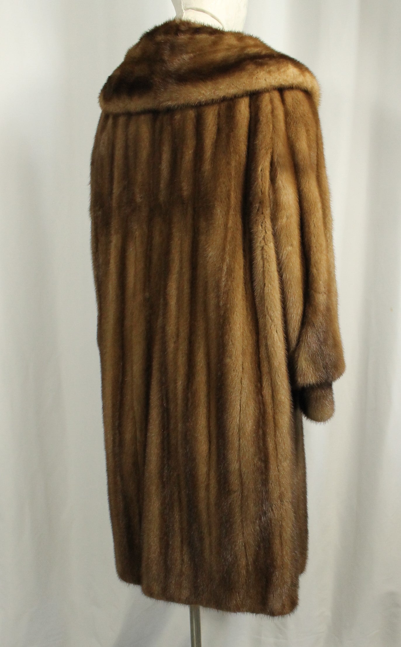 Matching Set: Vintage D. Mindy & Sons Canadian Mink Fur Coat( Size: L)) & Hat.