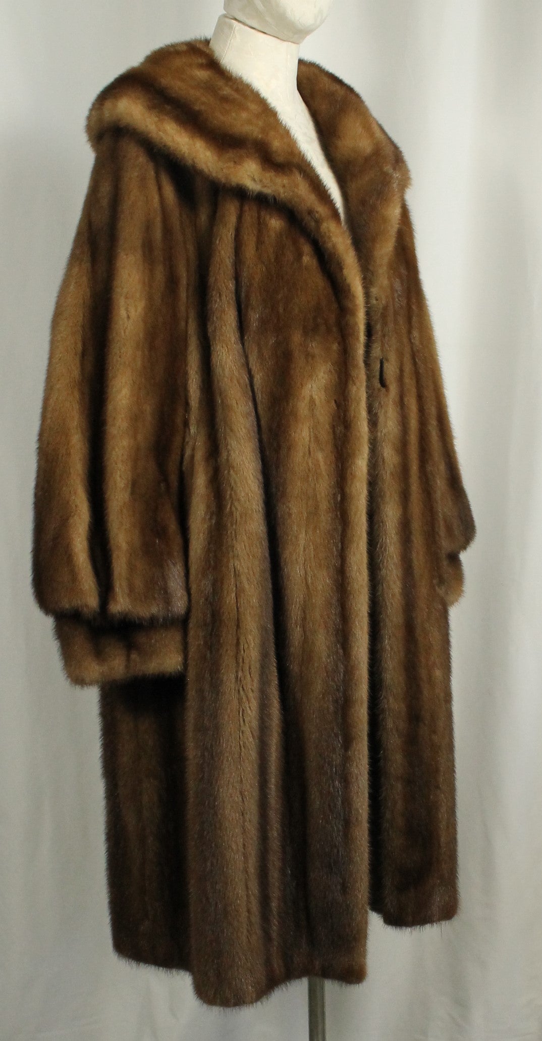 Matching Set: Vintage D. Mindy & Sons Canadian Mink Fur Coat( Size: L)) & Hat.