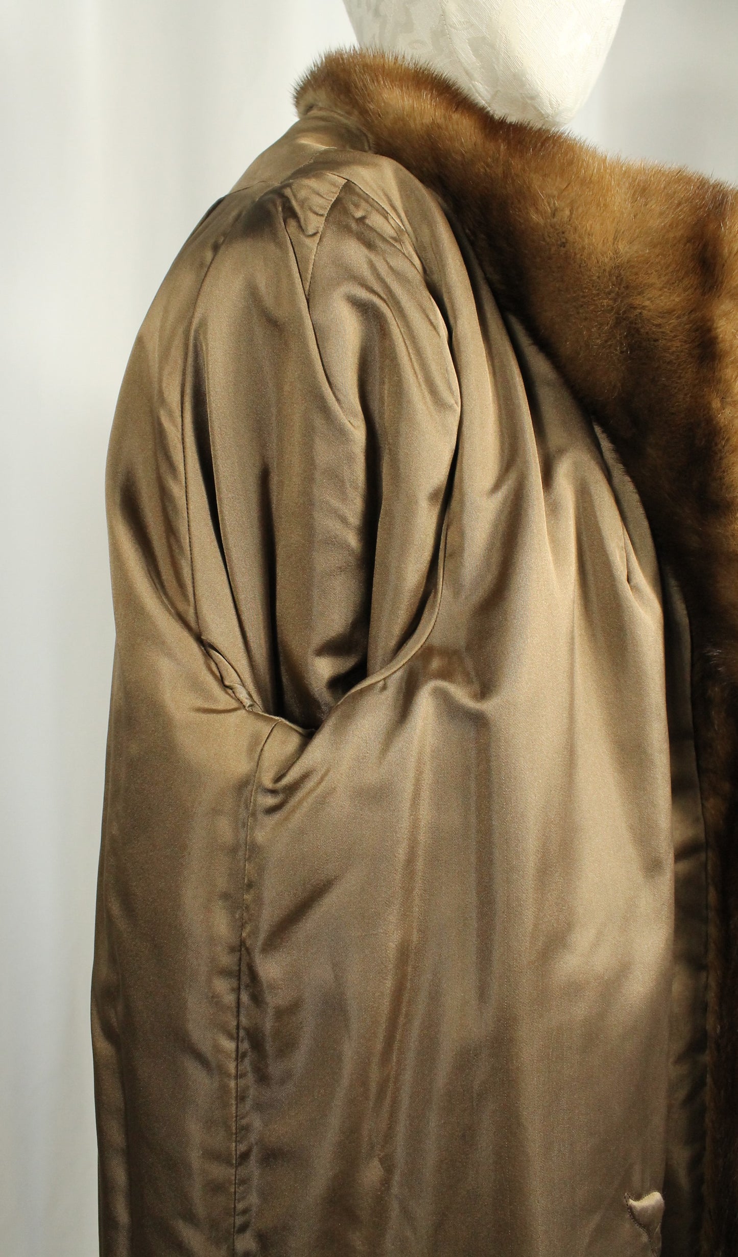 Matching Set: Vintage D. Mindy & Sons Canadian Mink Fur Coat( Size: L)) & Hat.