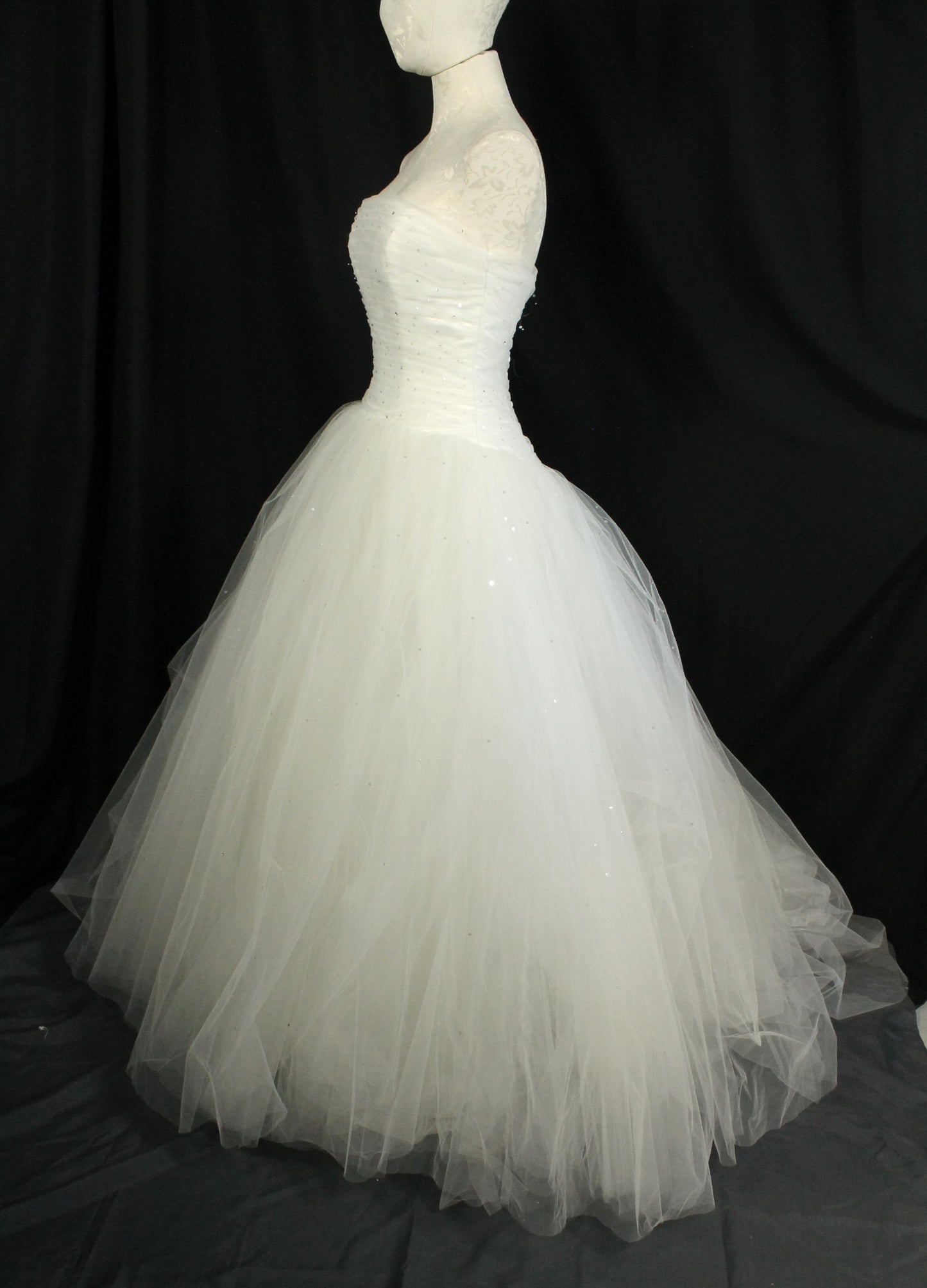 Gorgeous MORI LEE Ivory Tulle Bridal Gown - Ruched Bodice, Full Skirt (Size 6/8)
