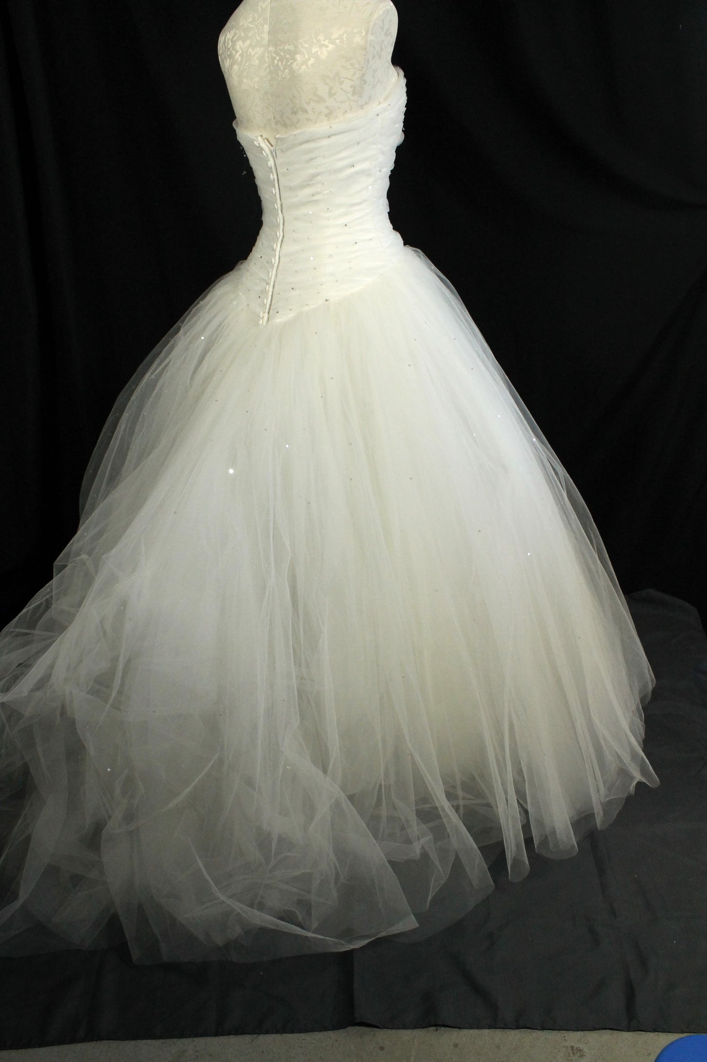 Gorgeous MORI LEE Ivory Tulle Bridal Gown - Ruched Bodice, Full Skirt (Size 6/8)