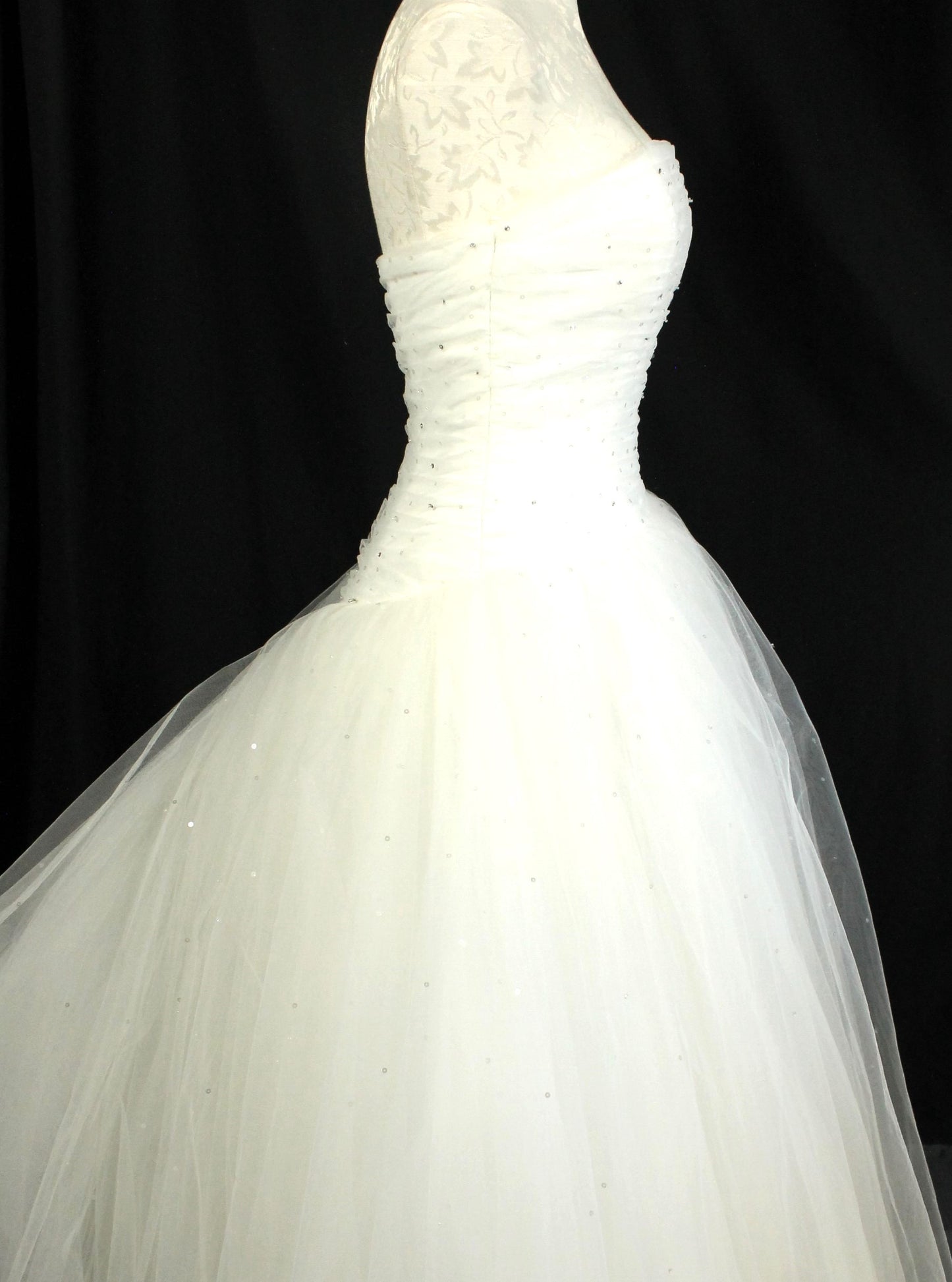 Gorgeous MORI LEE Ivory Tulle Bridal Gown - Ruched Bodice, Full Skirt (Size 6/8)