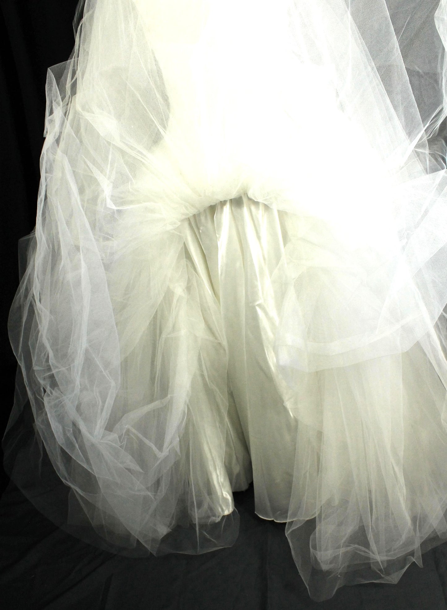 Gorgeous MORI LEE Ivory Tulle Bridal Gown - Ruched Bodice, Full Skirt (Size 6/8)