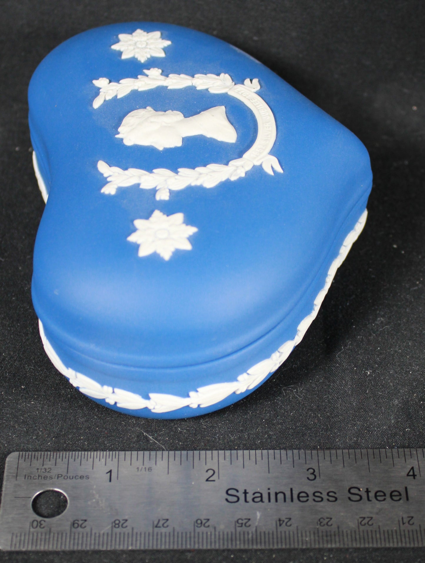 Wedgwood Royal Blue Jasperware Queen Elizabeth II Silver Jubilee Heart Box
