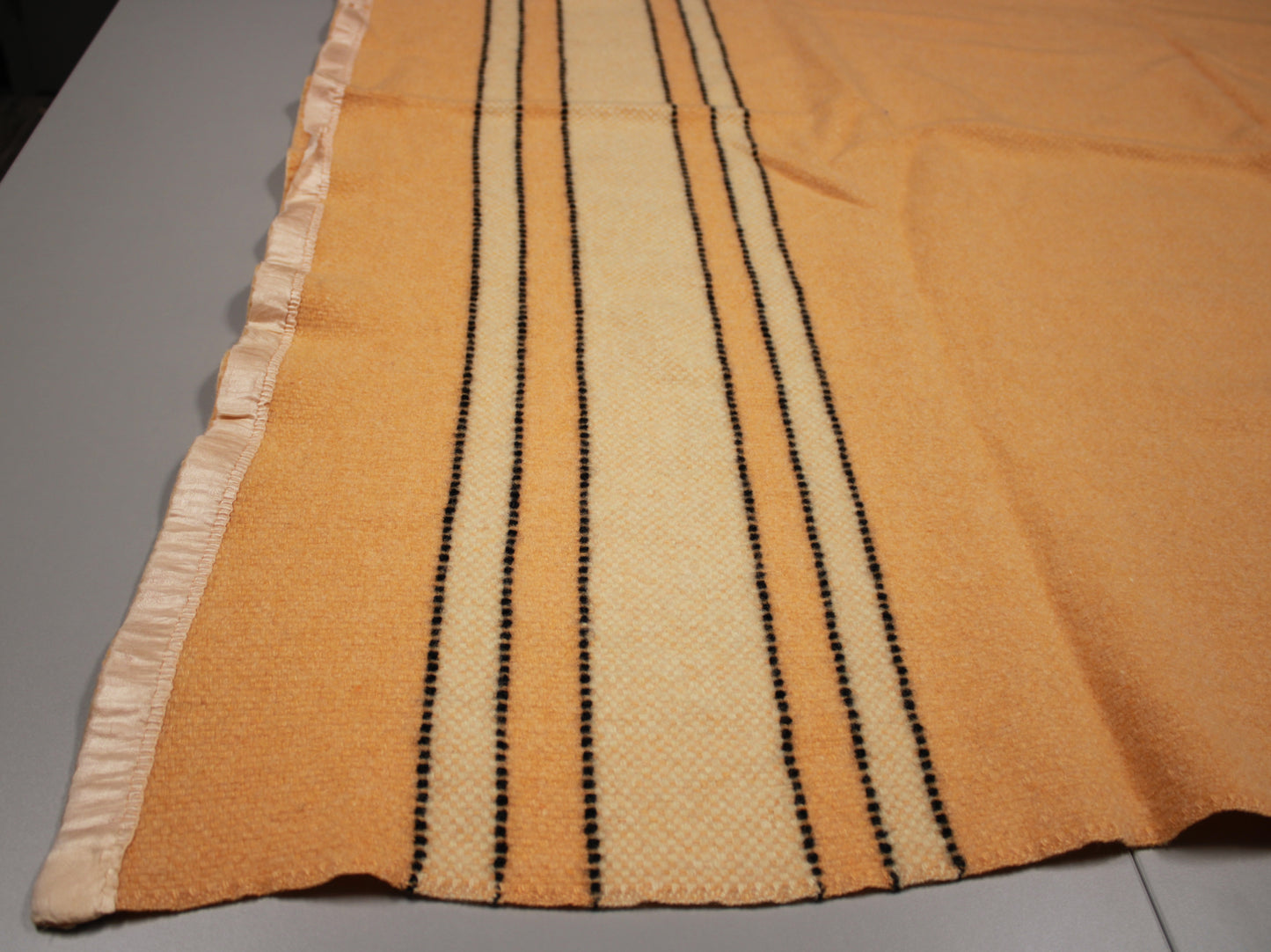 Vintage Horn Bros 100% Pure Wool Harvest Gold Blanket. Size: Double