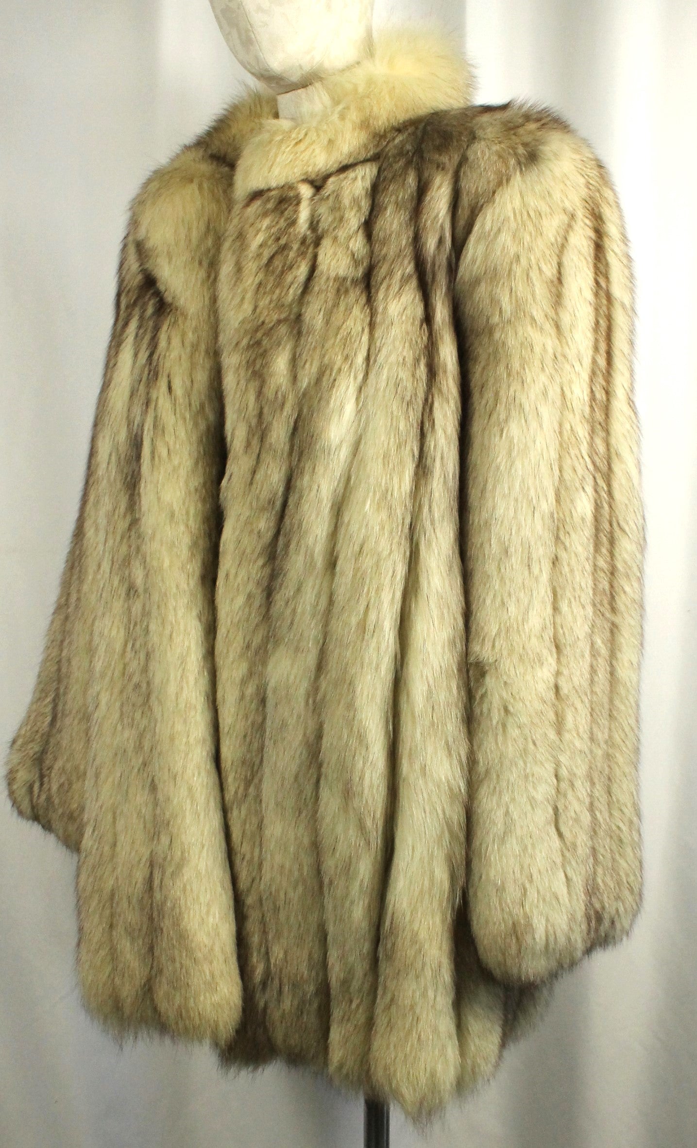 Plush Vintage Long-Haired Fox Fur Coat - Blonde/Silver Tones in Size 10 - Classic Eaton Retail