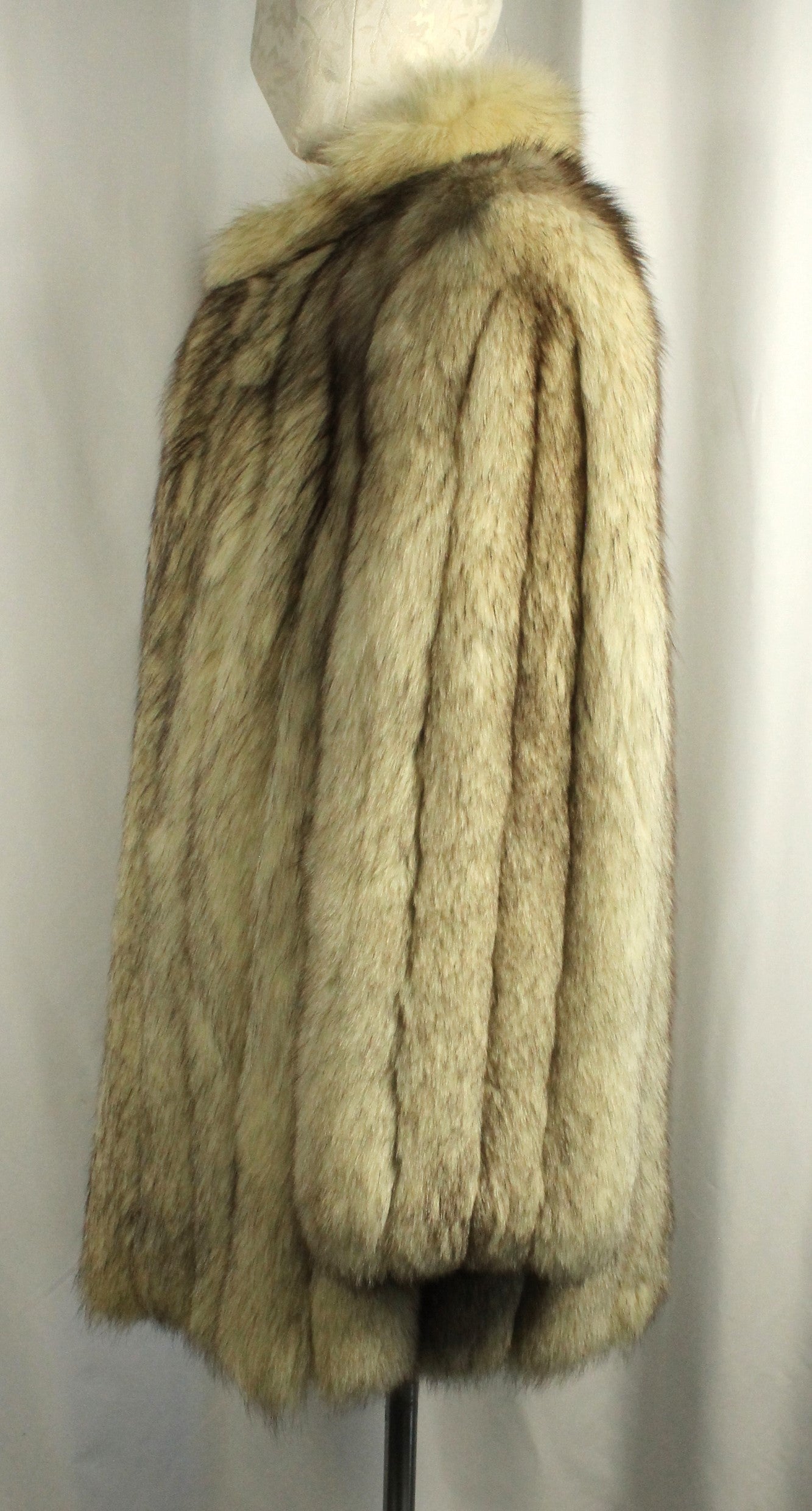 Plush Vintage Long-Haired Fox Fur Coat - Blonde/Silver Tones in Size 10 - Classic Eaton Retail