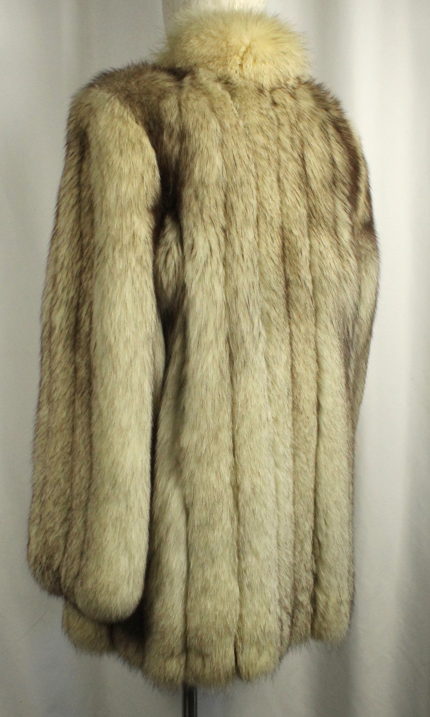 Plush Vintage Long-Haired Fox Fur Coat - Blonde/Silver Tones in Size 10 - Classic Eaton Retail