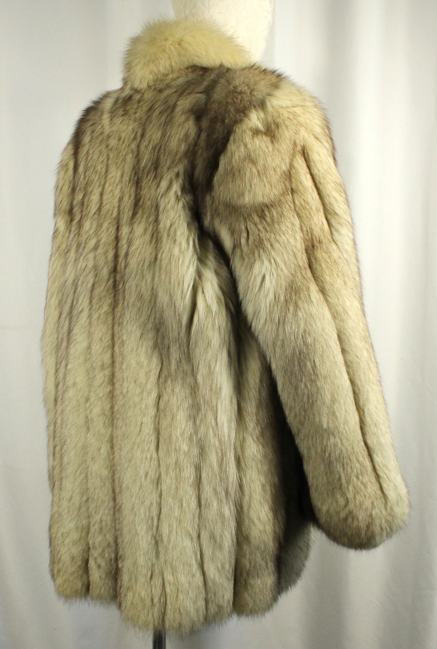 Plush Vintage Long-Haired Fox Fur Coat - Blonde/Silver Tones in Size 10 - Classic Eaton Retail