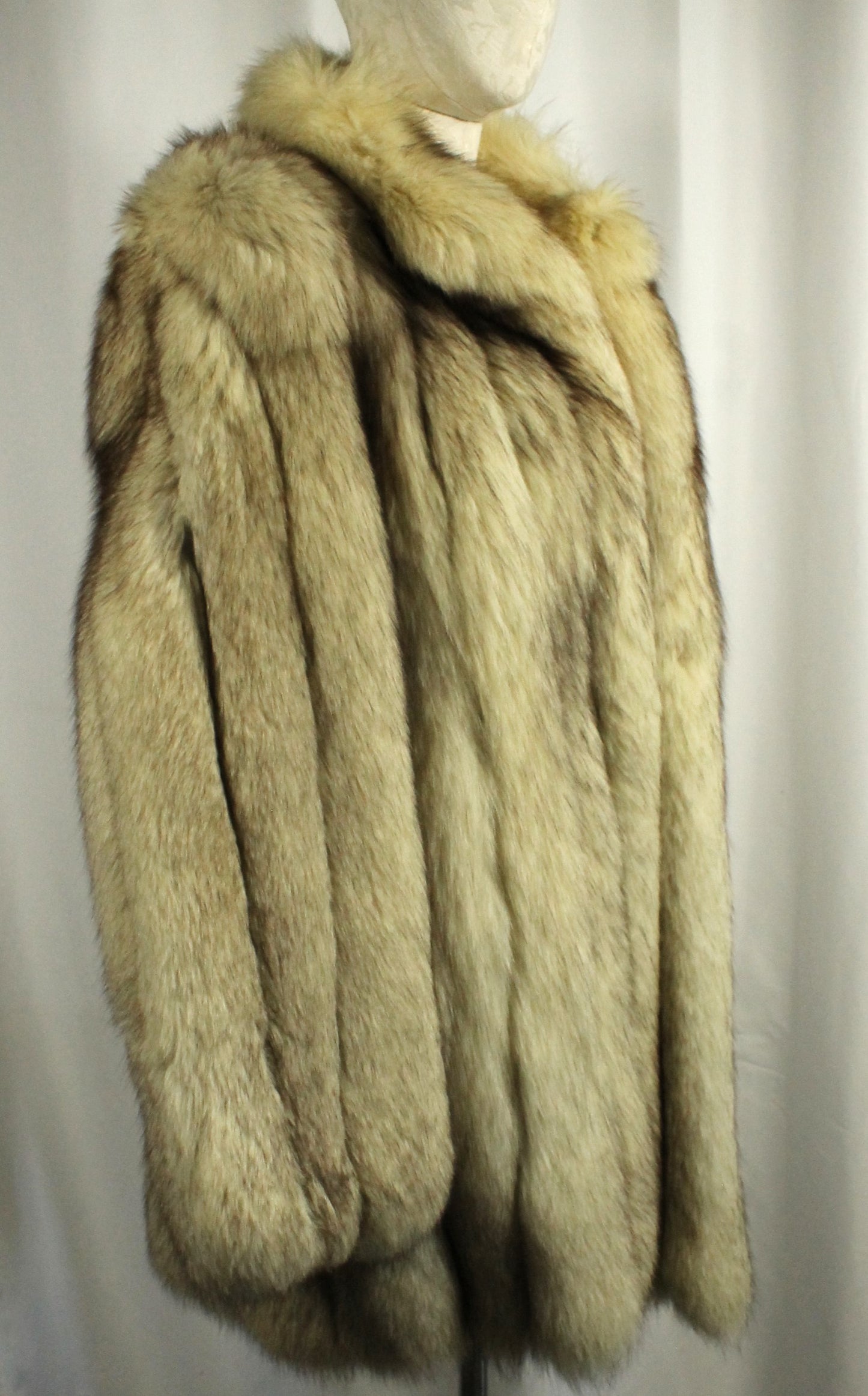Plush Vintage Long-Haired Fox Fur Coat - Blonde/Silver Tones in Size 10 - Classic Eaton Retail