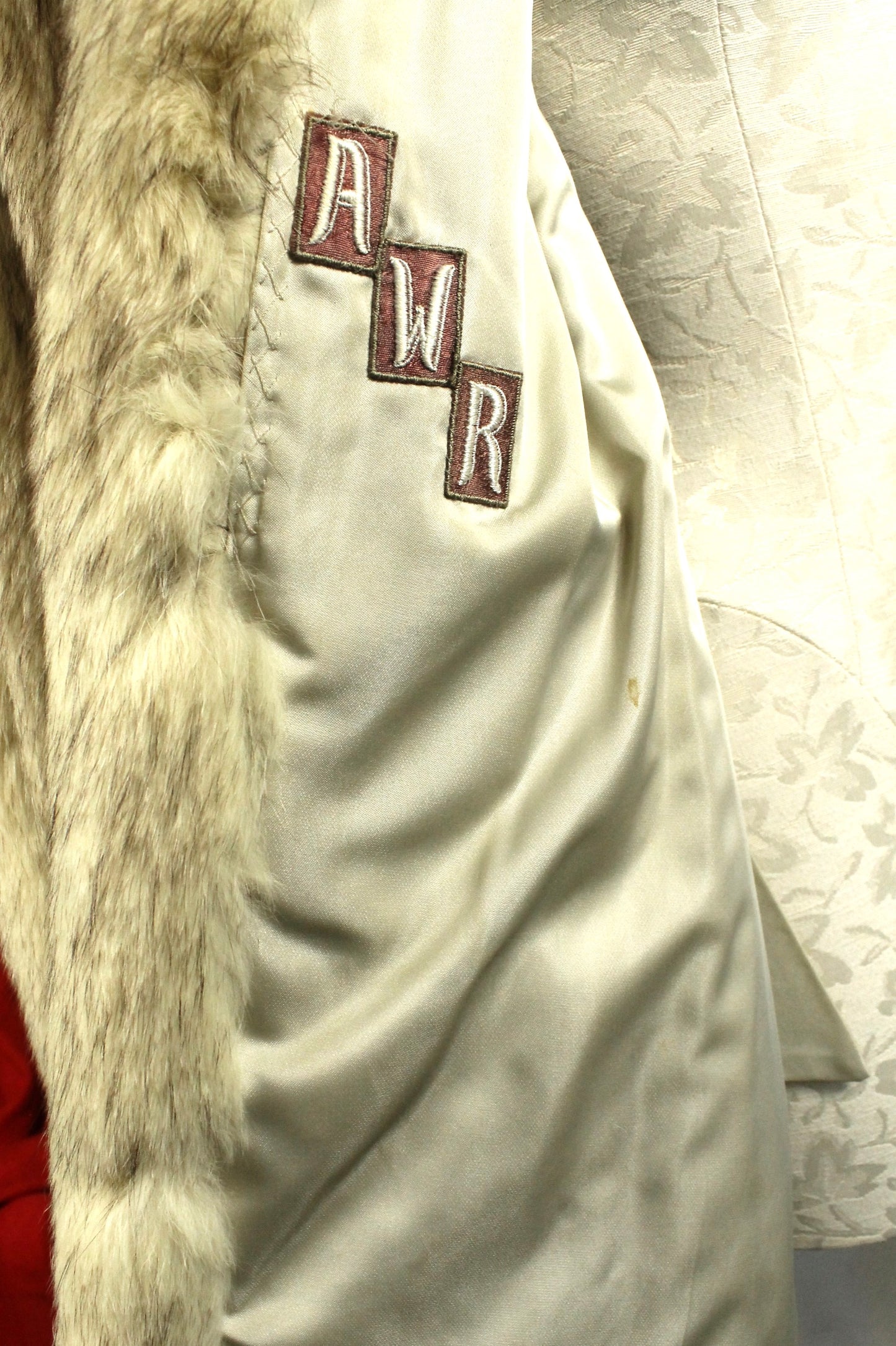 Plush Vintage Long-Haired Fox Fur Coat - Blonde/Silver Tones in Size 10 - Classic Eaton Retail