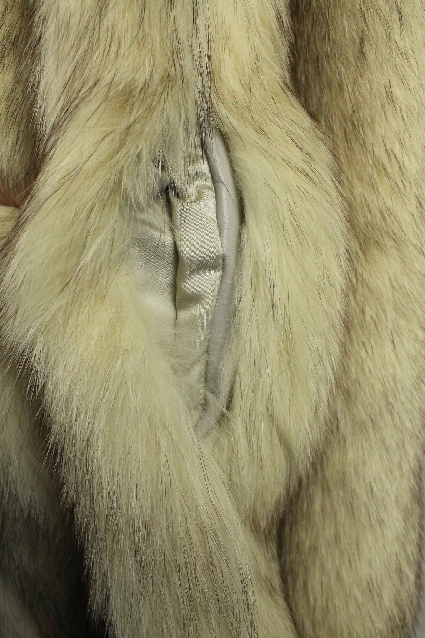 Plush Vintage Long-Haired Fox Fur Coat - Blonde/Silver Tones in Size 10 - Classic Eaton Retail