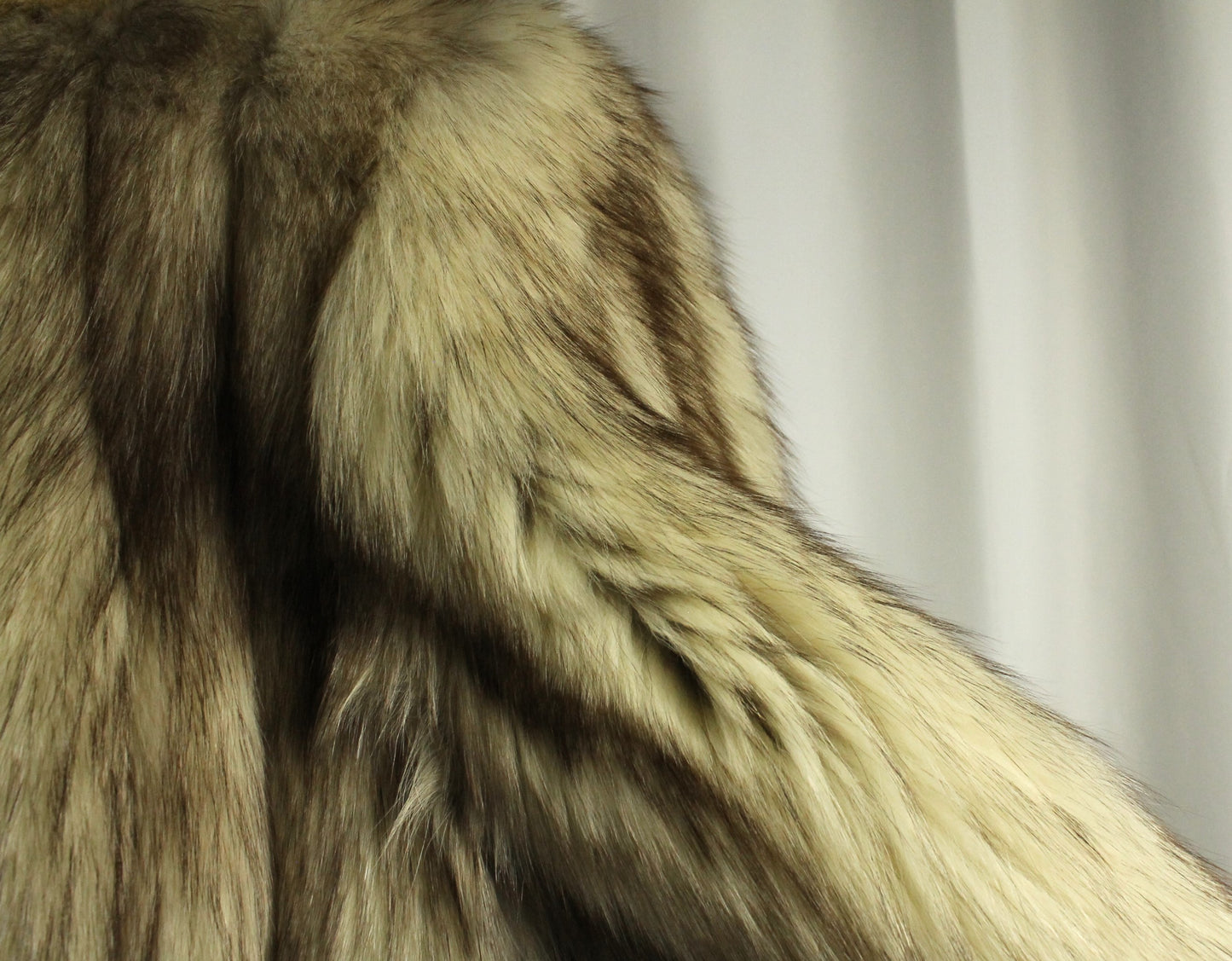 Plush Vintage Long-Haired Fox Fur Coat - Blonde/Silver Tones in Size 10 - Classic Eaton Retail