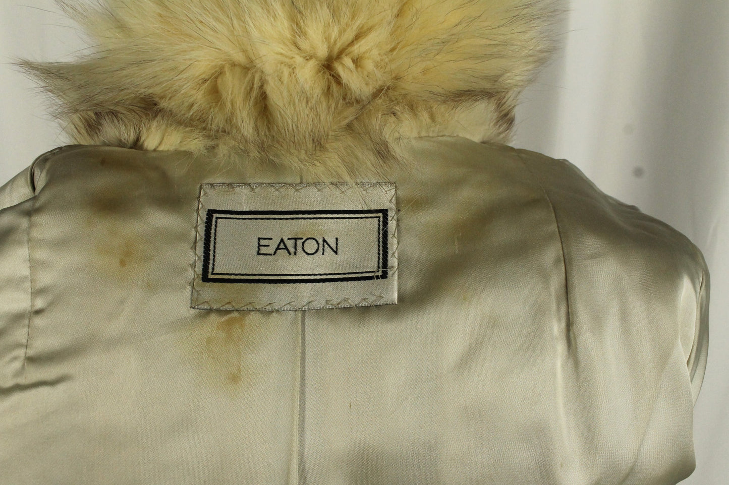 Plush Vintage Long-Haired Fox Fur Coat - Blonde/Silver Tones in Size 10 - Classic Eaton Retail