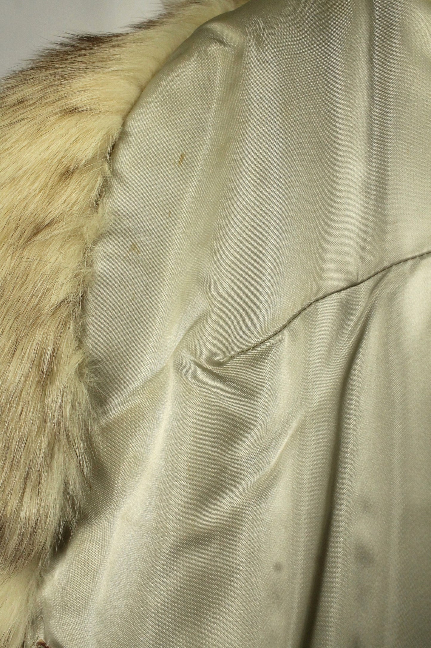 Plush Vintage Long-Haired Fox Fur Coat - Blonde/Silver Tones in Size 10 - Classic Eaton Retail