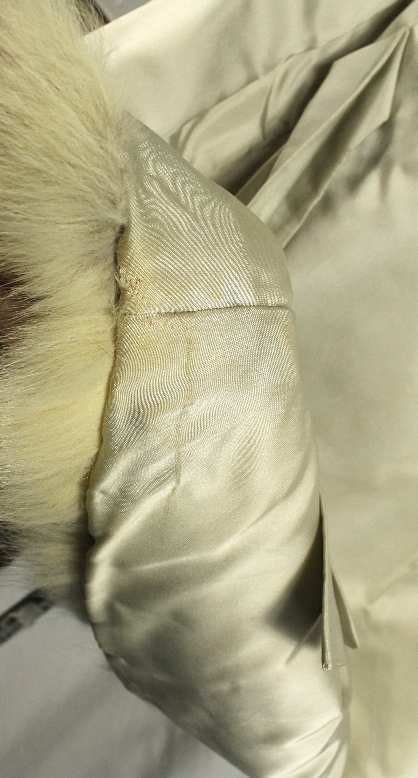 Plush Vintage Long-Haired Fox Fur Coat - Blonde/Silver Tones in Size 10 - Classic Eaton Retail