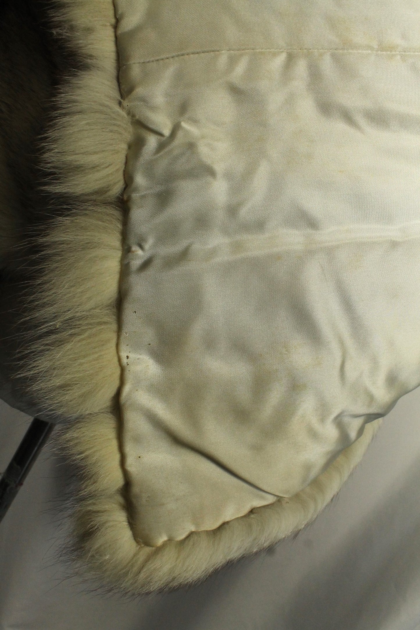Plush Vintage Long-Haired Fox Fur Coat - Blonde/Silver Tones in Size 10 - Classic Eaton Retail