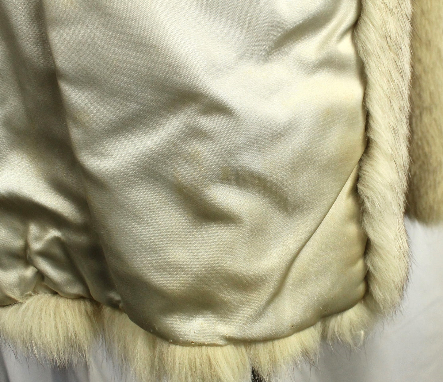 Plush Vintage Long-Haired Fox Fur Coat - Blonde/Silver Tones in Size 10 - Classic Eaton Retail