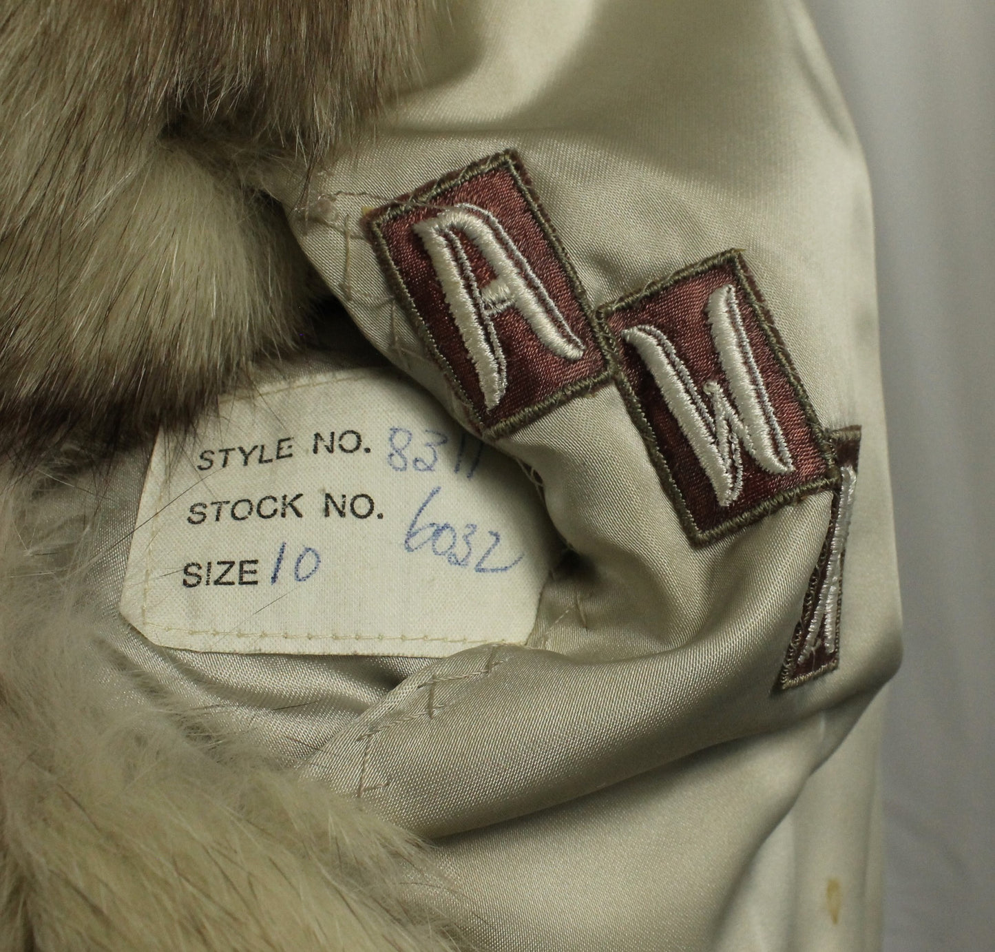 Plush Vintage Long-Haired Fox Fur Coat - Blonde/Silver Tones in Size 10 - Classic Eaton Retail