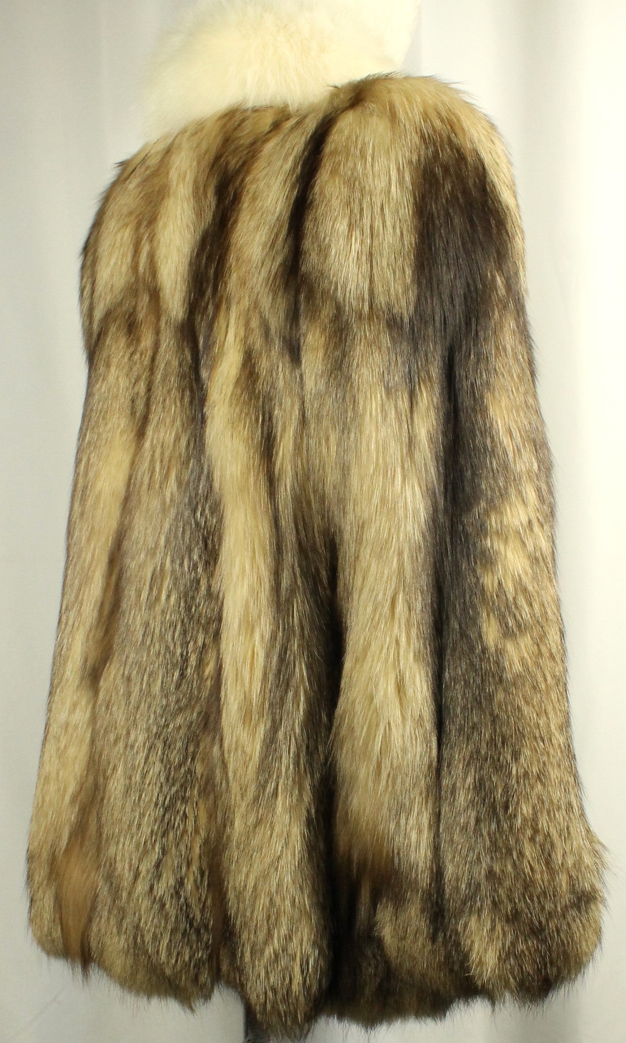 Vintage Klyman Furs Ltd. Tawny Fox/Raccoon Fur Jacket with White Fox Trim (Vintage Size 8)