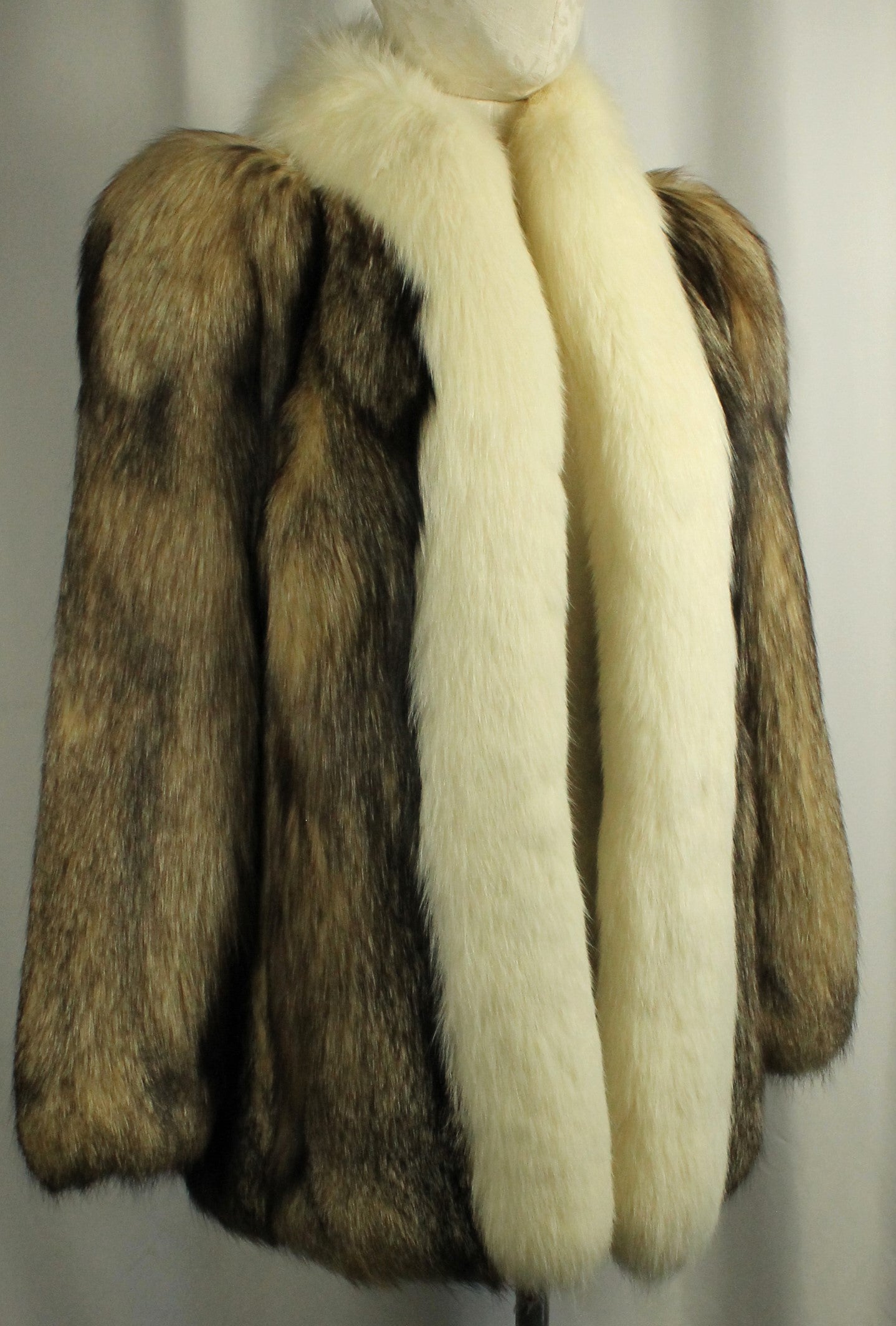 Vintage Klyman Furs Ltd. Tawny Fox/Raccoon Fur Jacket with White Fox Trim (Vintage Size 8)