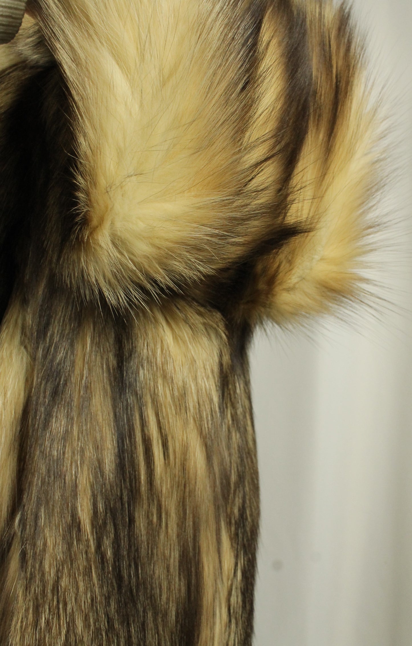 Vintage Klyman Furs Ltd. Tawny Fox/Raccoon Fur Jacket with White Fox Trim (Vintage Size 8)