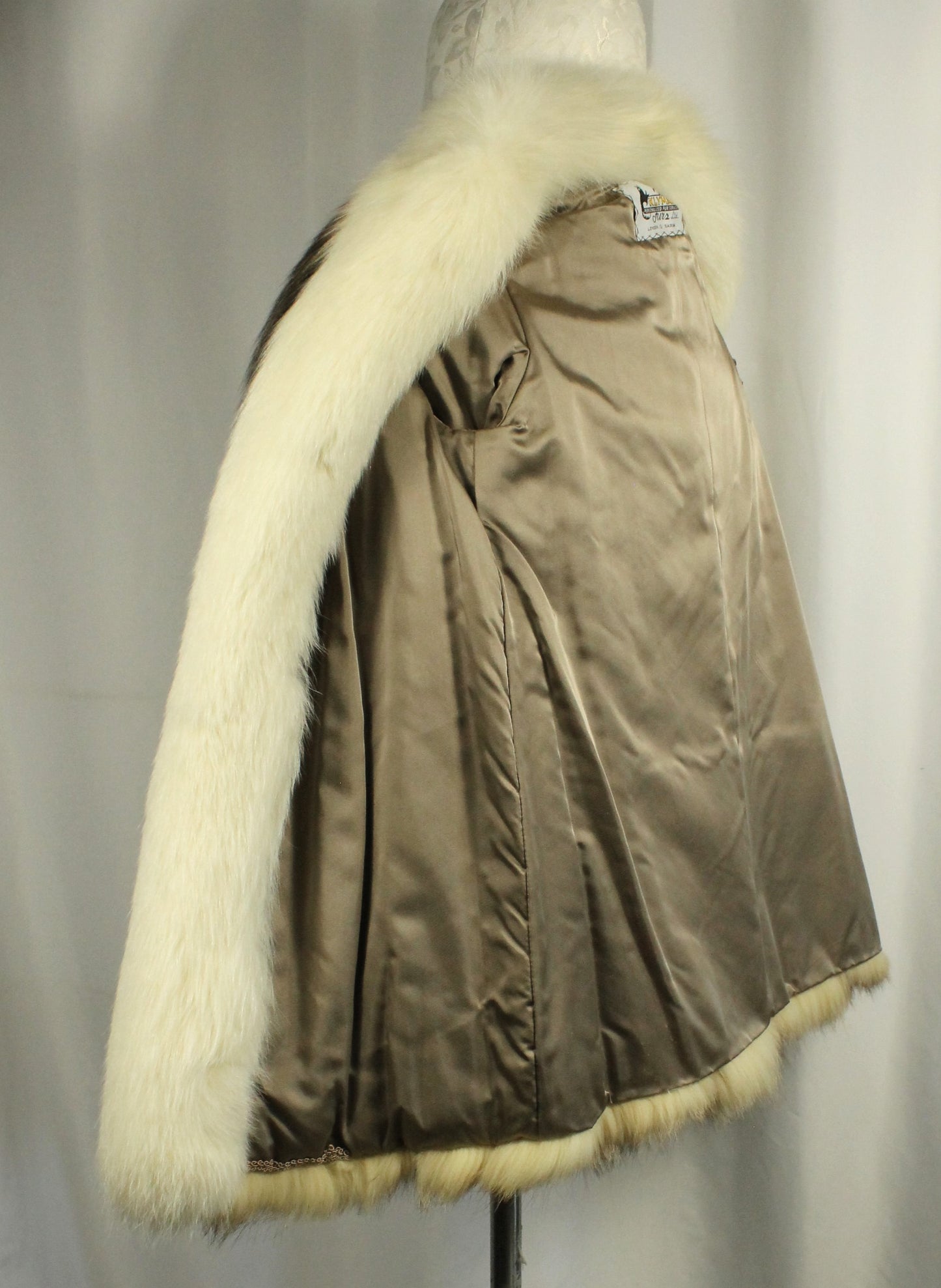 Vintage Klyman Furs Ltd. Tawny Fox/Raccoon Fur Jacket with White Fox Trim (Vintage Size 8)