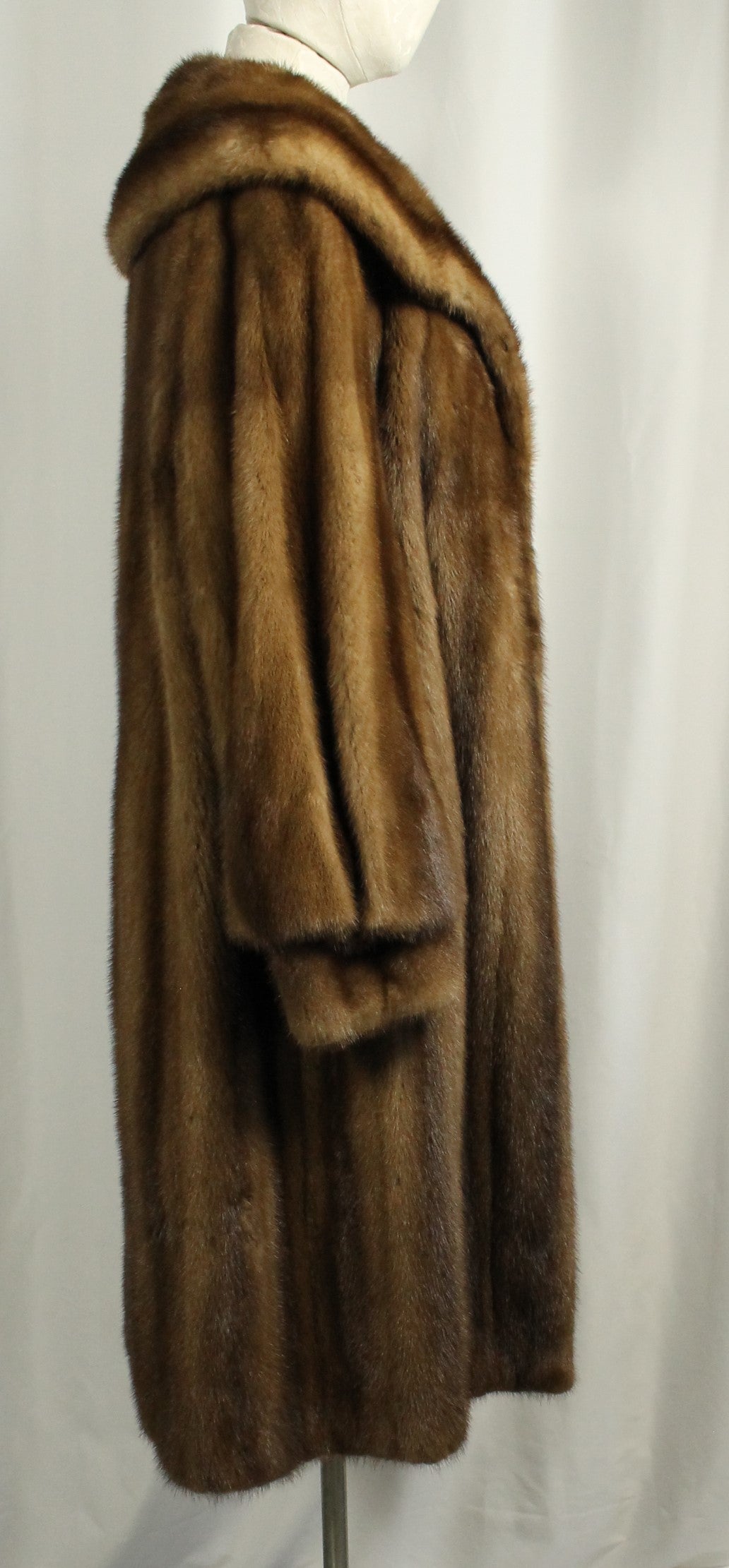 Matching Set: Vintage D. Mindy & Sons Canadian Mink Fur Coat( Size: L)) & Hat.