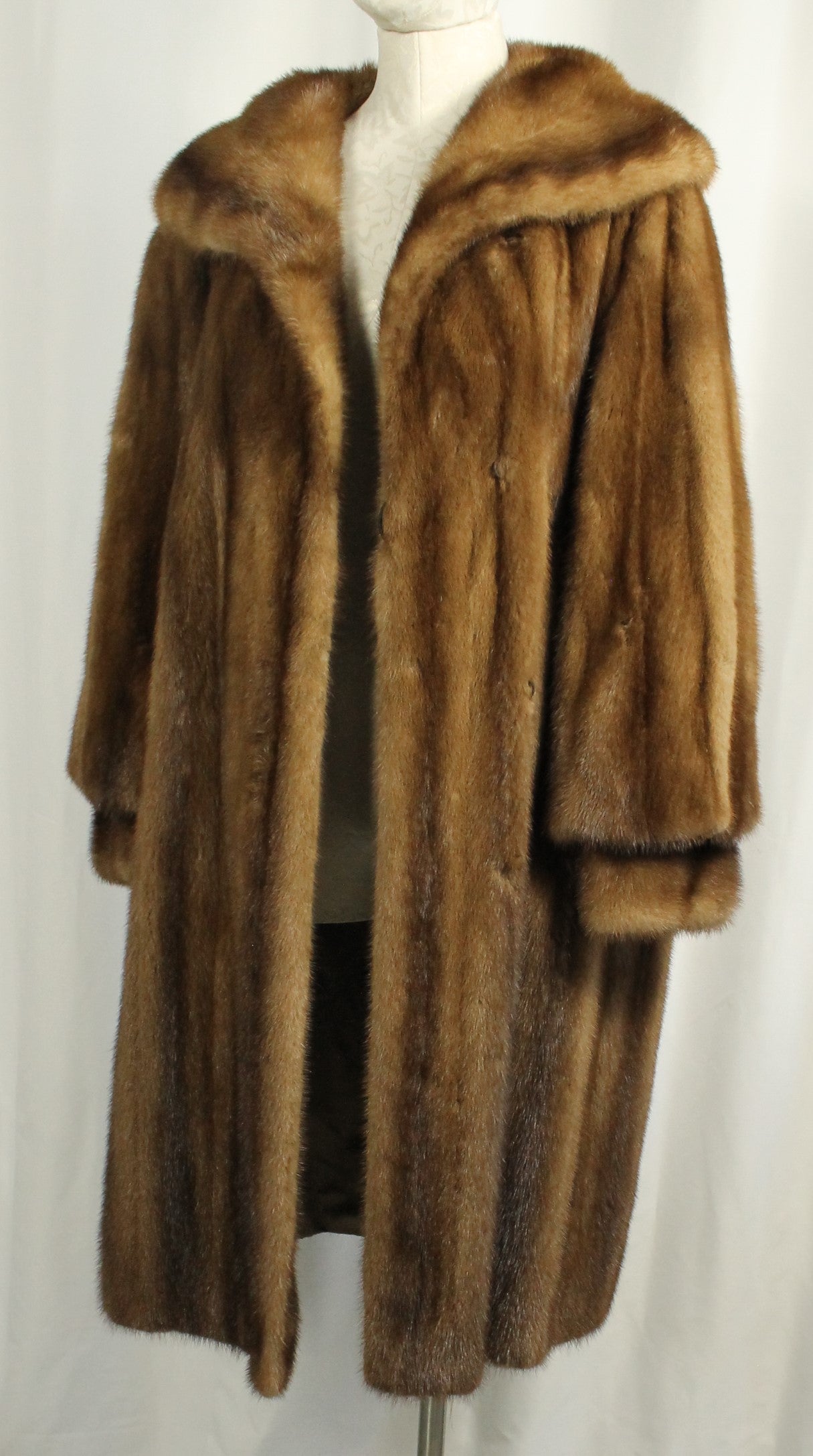 Matching Set: Vintage D. Mindy & Sons Canadian Mink Fur Coat( Size: L)) & Hat.