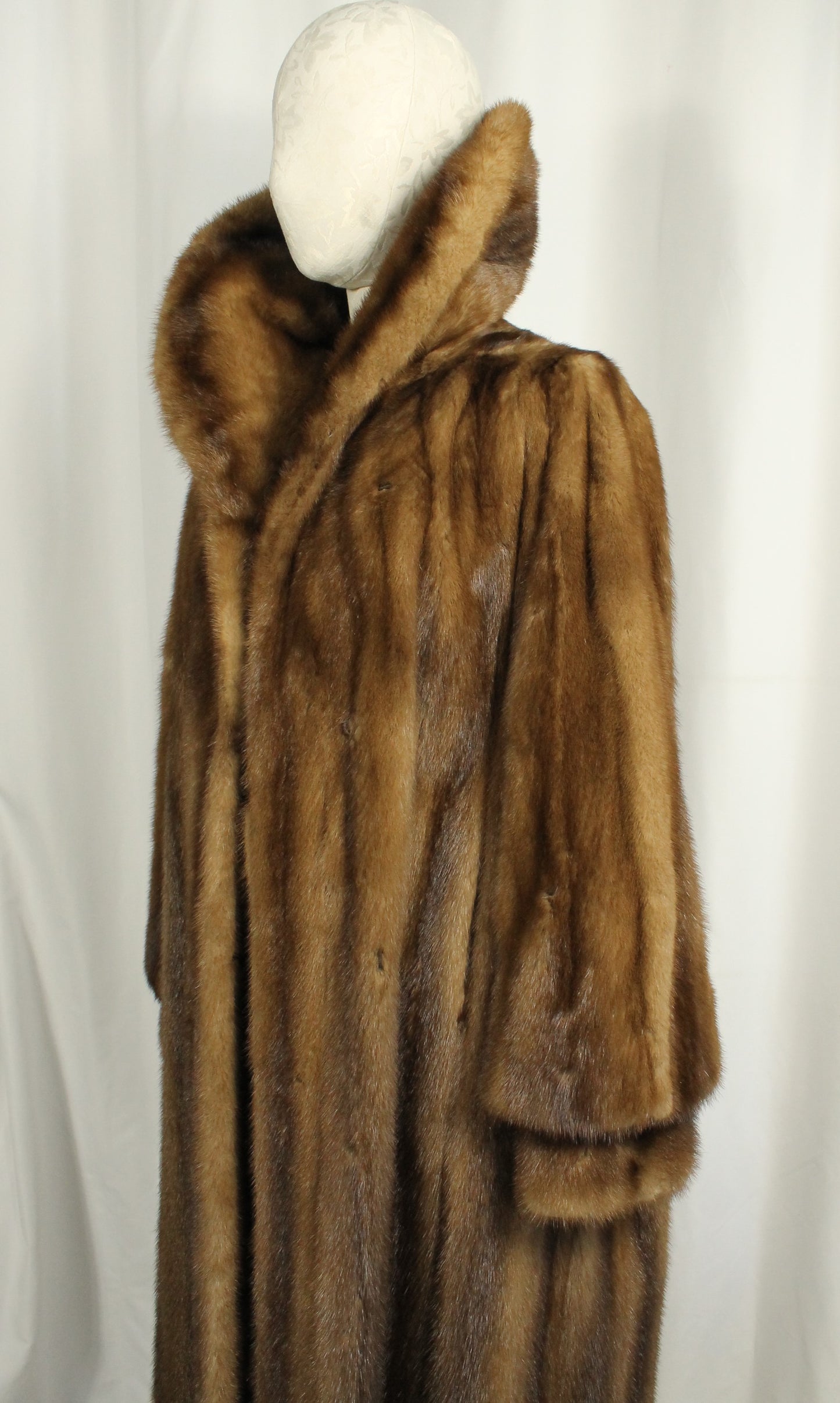 Matching Set: Vintage D. Mindy & Sons Canadian Mink Fur Coat( Size: L)) & Hat.