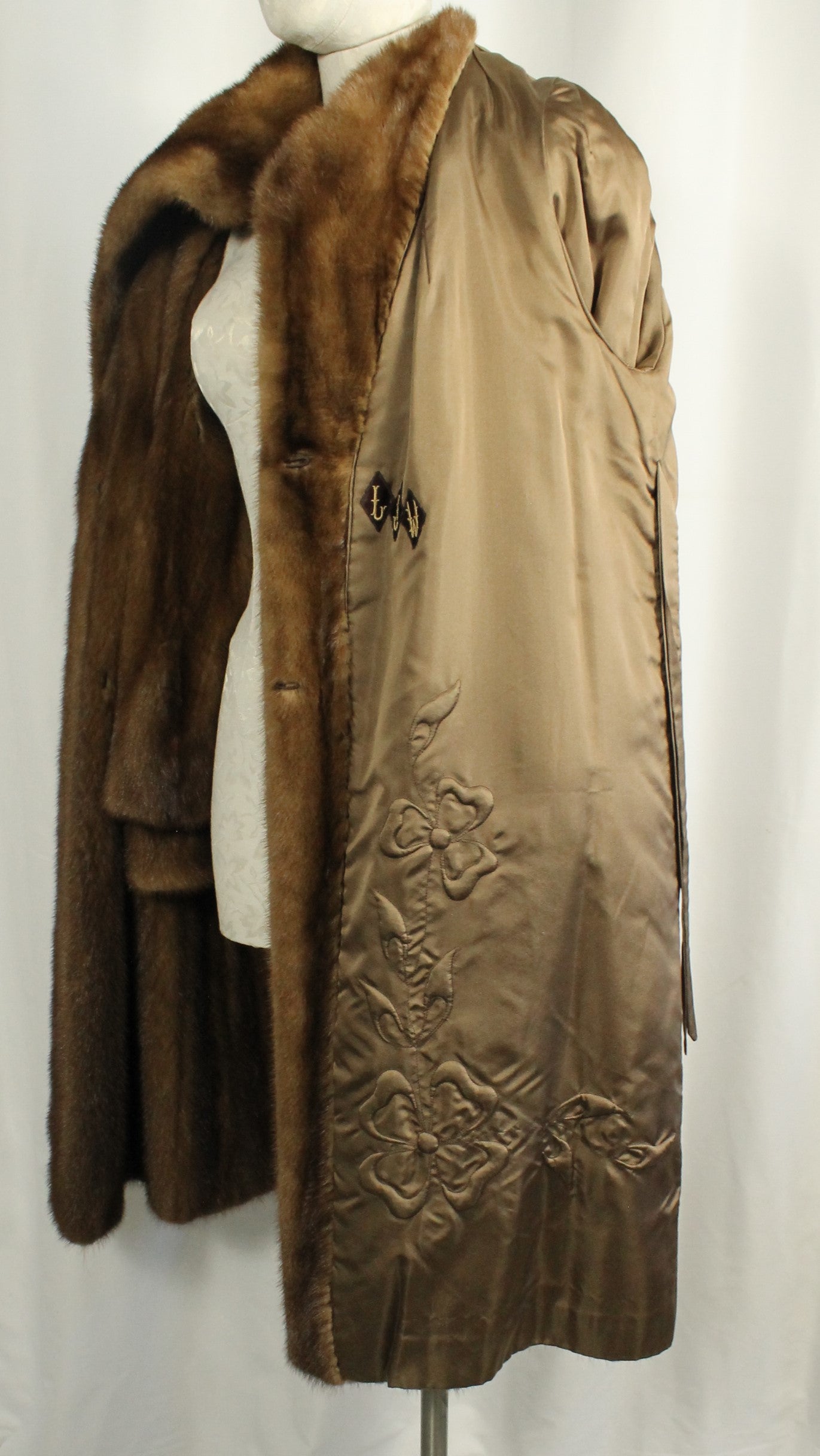 Matching Set: Vintage D. Mindy & Sons Canadian Mink Fur Coat( Size: L)) & Hat.