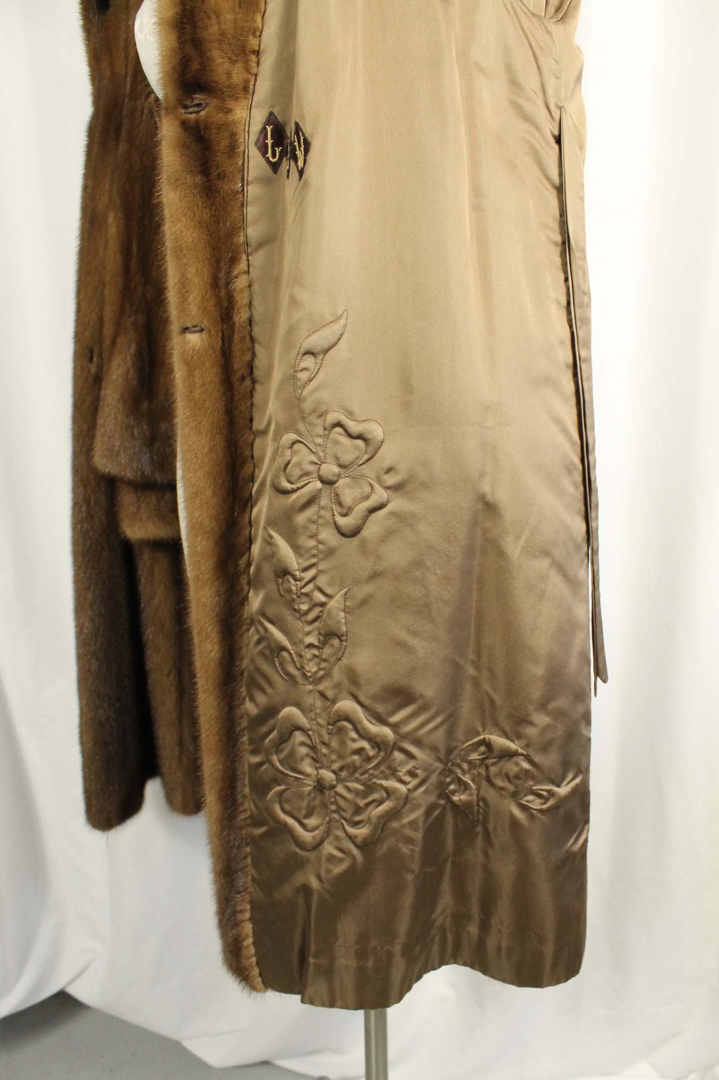 Matching Set: Vintage D. Mindy & Sons Canadian Mink Fur Coat( Size: L)) & Hat.