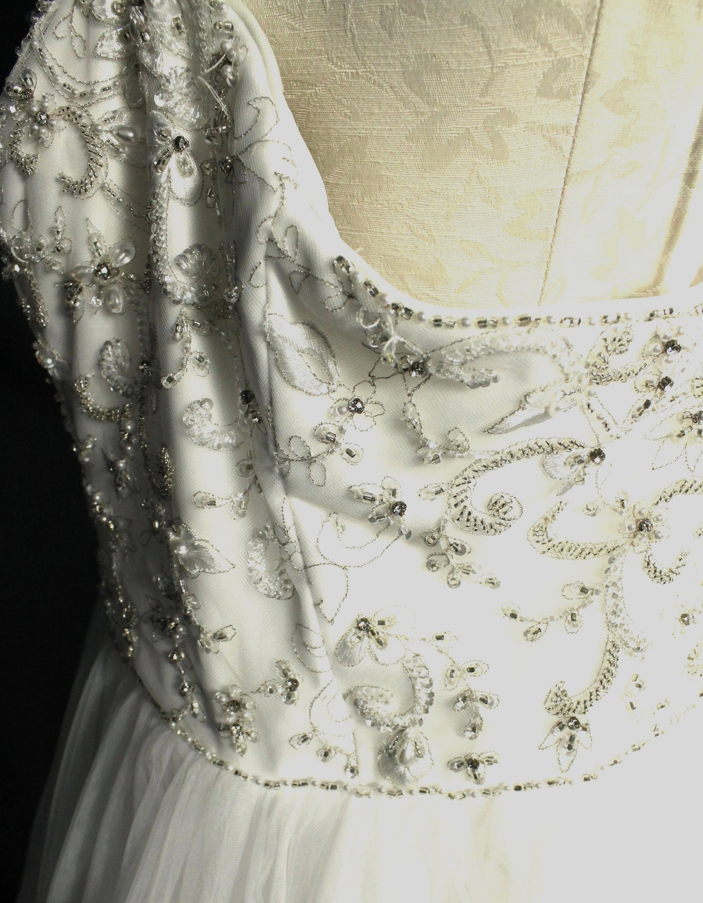 Elegant Alfred Angelo Wedding Dress – Size 22W, Beaded Bodice & Tulle Skirt