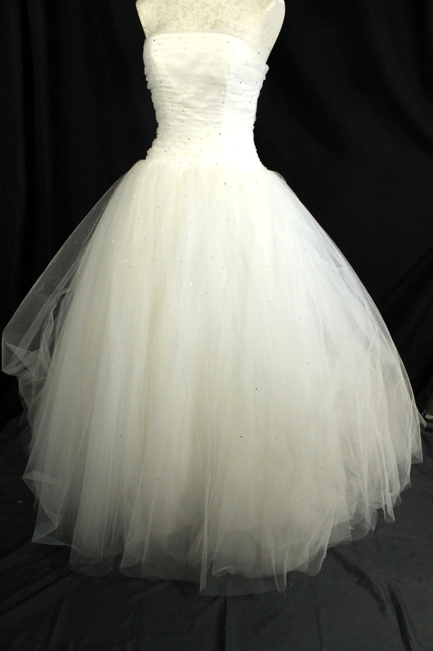 Gorgeous MORI LEE Ivory Tulle Bridal Gown - Ruched Bodice, Full Skirt (Size 6/8)
