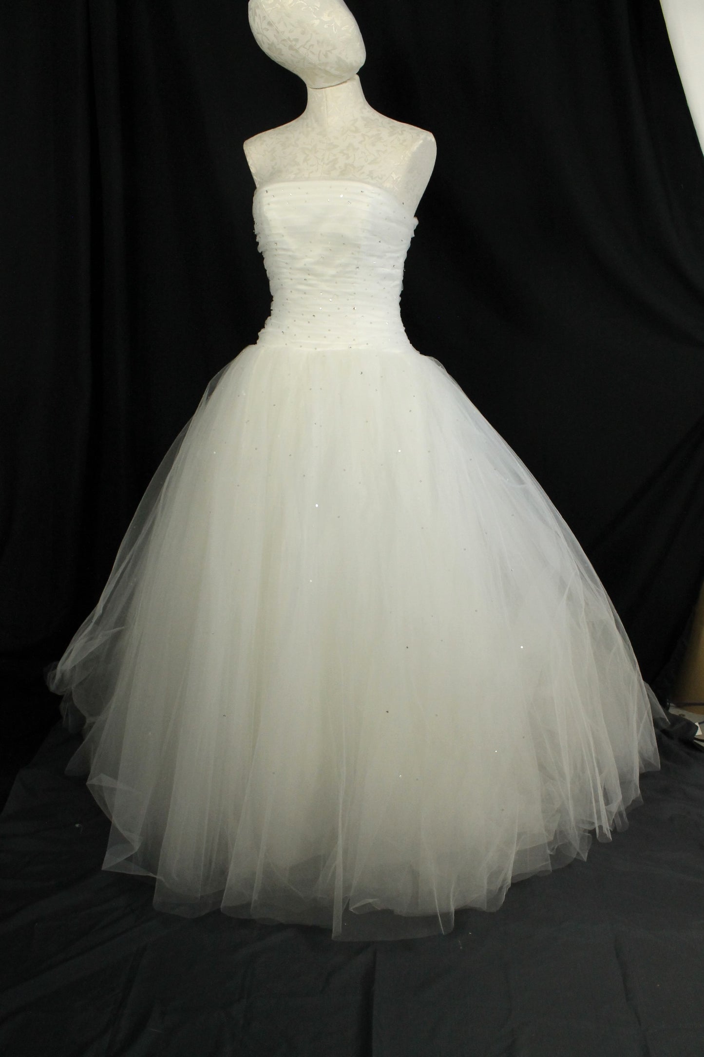 Gorgeous MORI LEE Ivory Tulle Bridal Gown - Ruched Bodice, Full Skirt (Size 6/8)