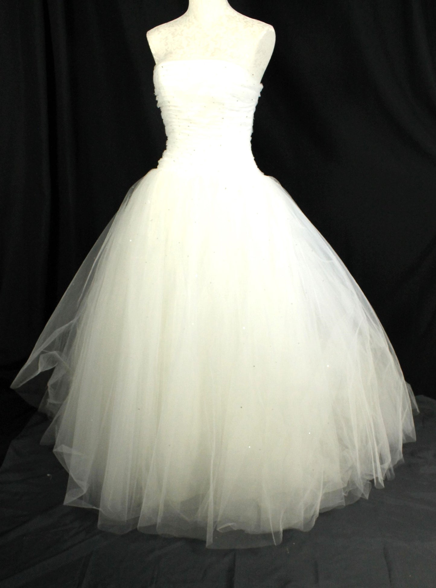 Gorgeous MORI LEE Ivory Tulle Bridal Gown - Ruched Bodice, Full Skirt (Size 6/8)