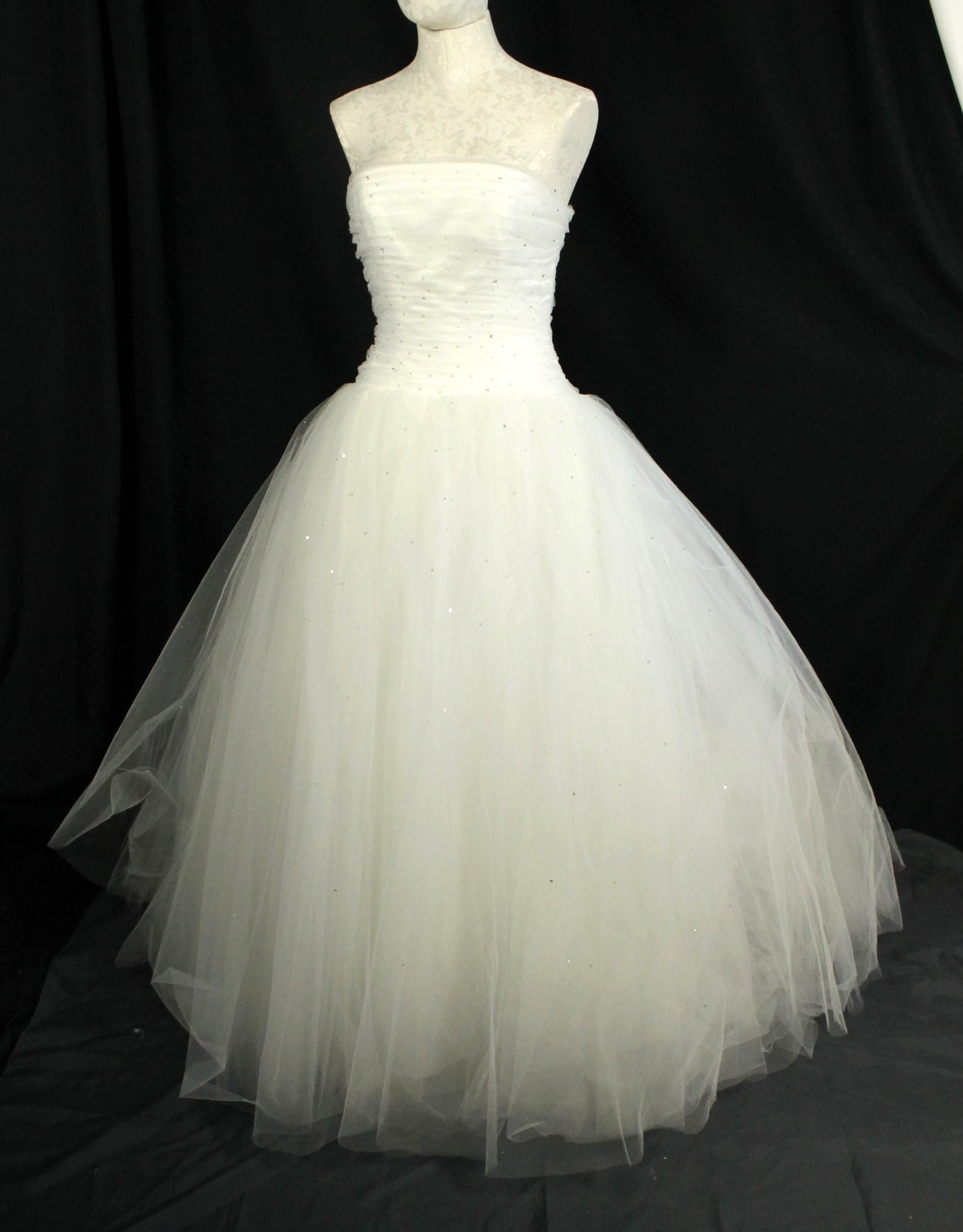 Gorgeous MORI LEE Ivory Tulle Bridal Gown - Ruched Bodice, Full Skirt (Size 6/8)