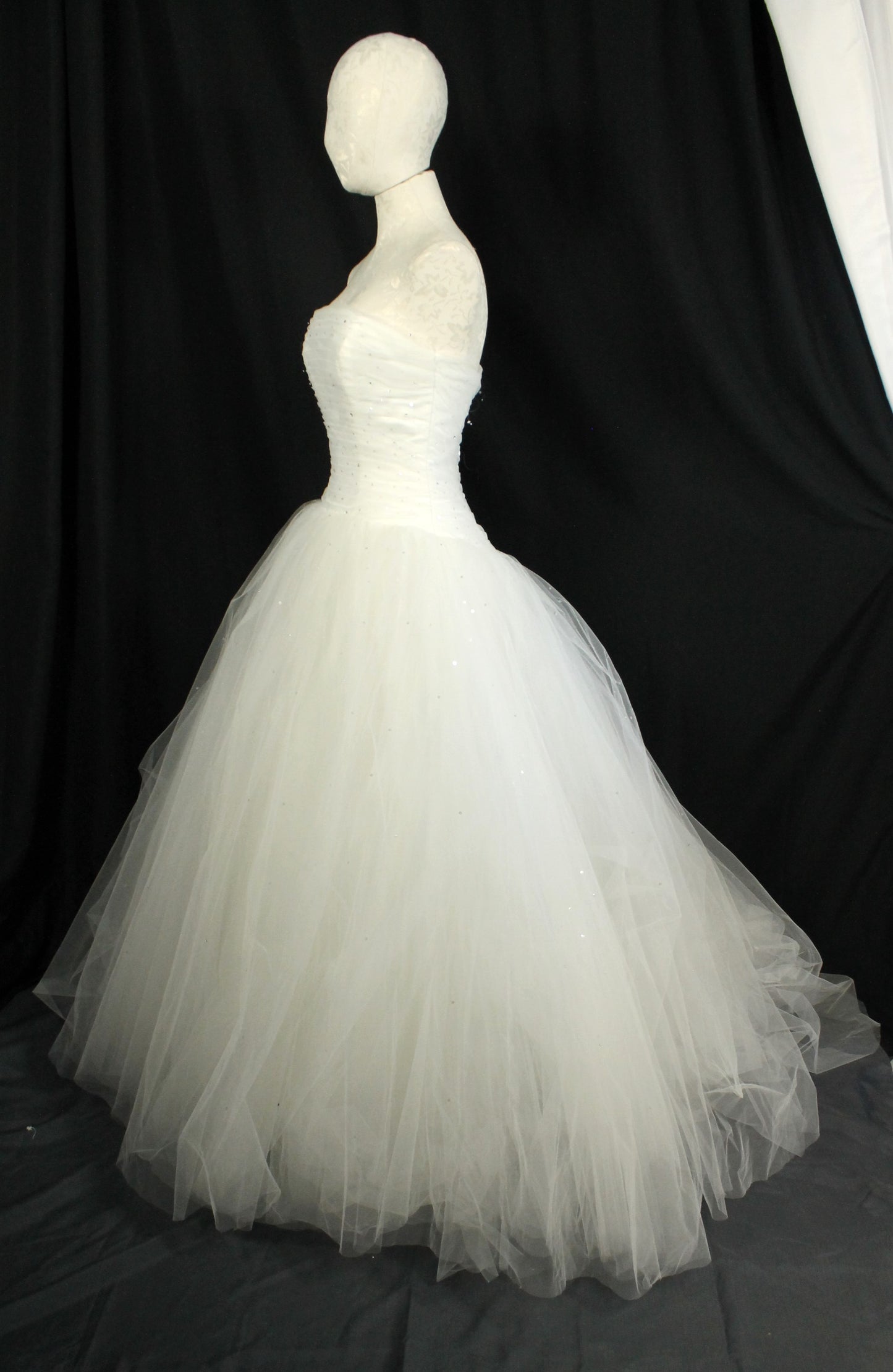 Gorgeous MORI LEE Ivory Tulle Bridal Gown - Ruched Bodice, Full Skirt (Size 6/8)