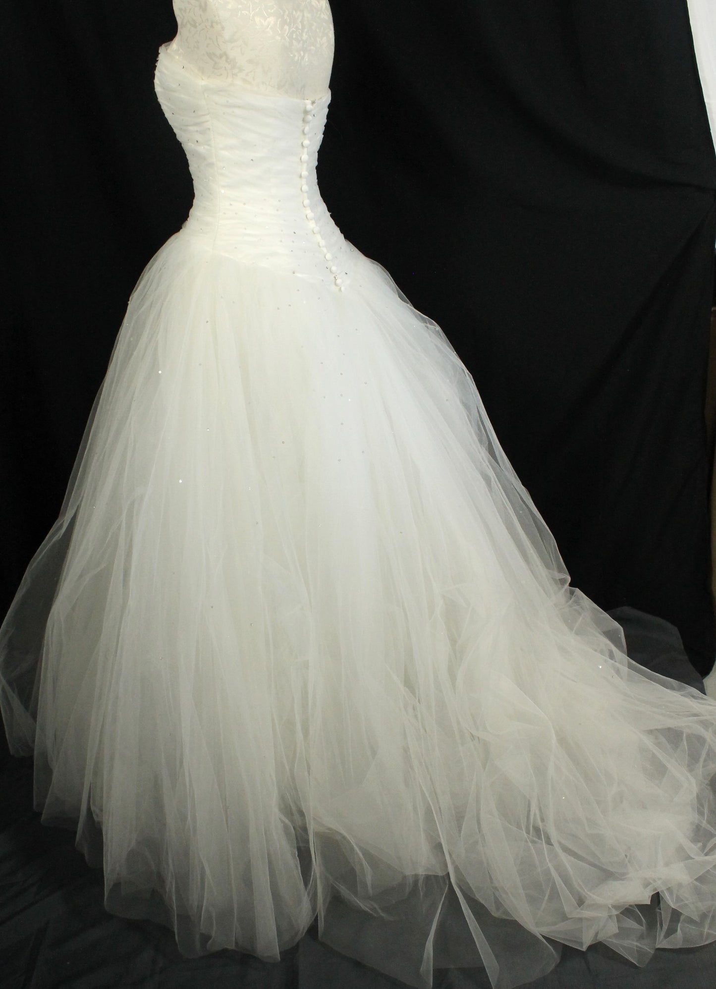 Gorgeous MORI LEE Ivory Tulle Bridal Gown - Ruched Bodice, Full Skirt (Size 6/8)