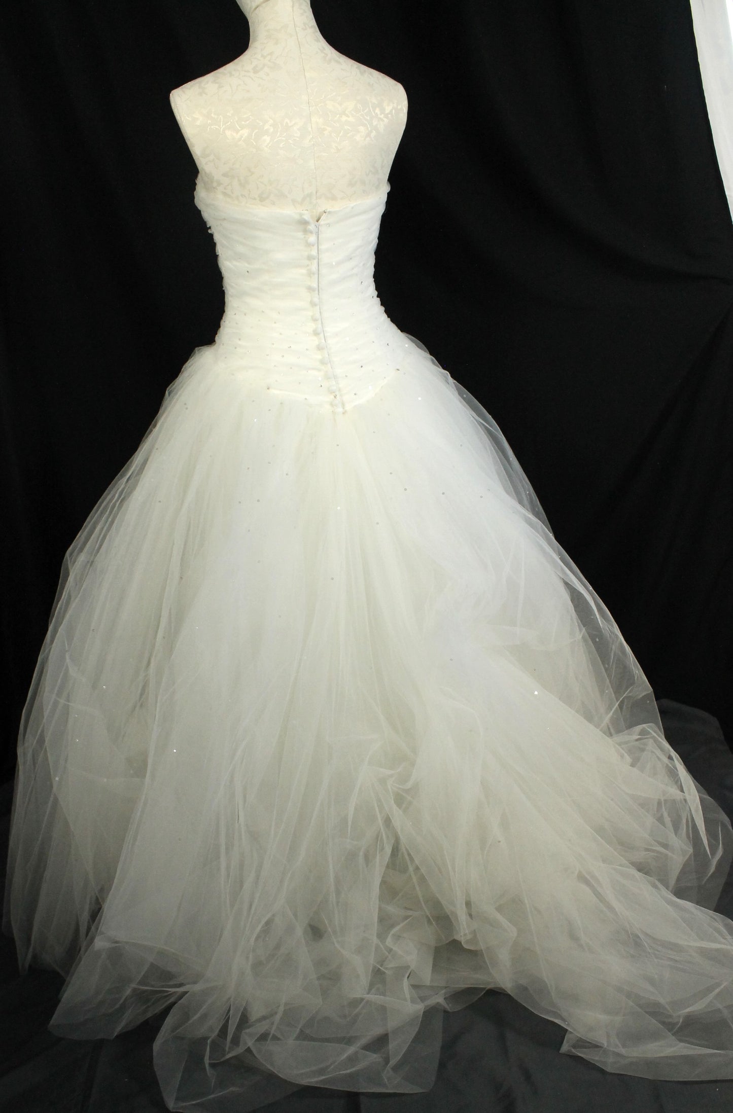 Gorgeous MORI LEE Ivory Tulle Bridal Gown - Ruched Bodice, Full Skirt (Size 6/8)